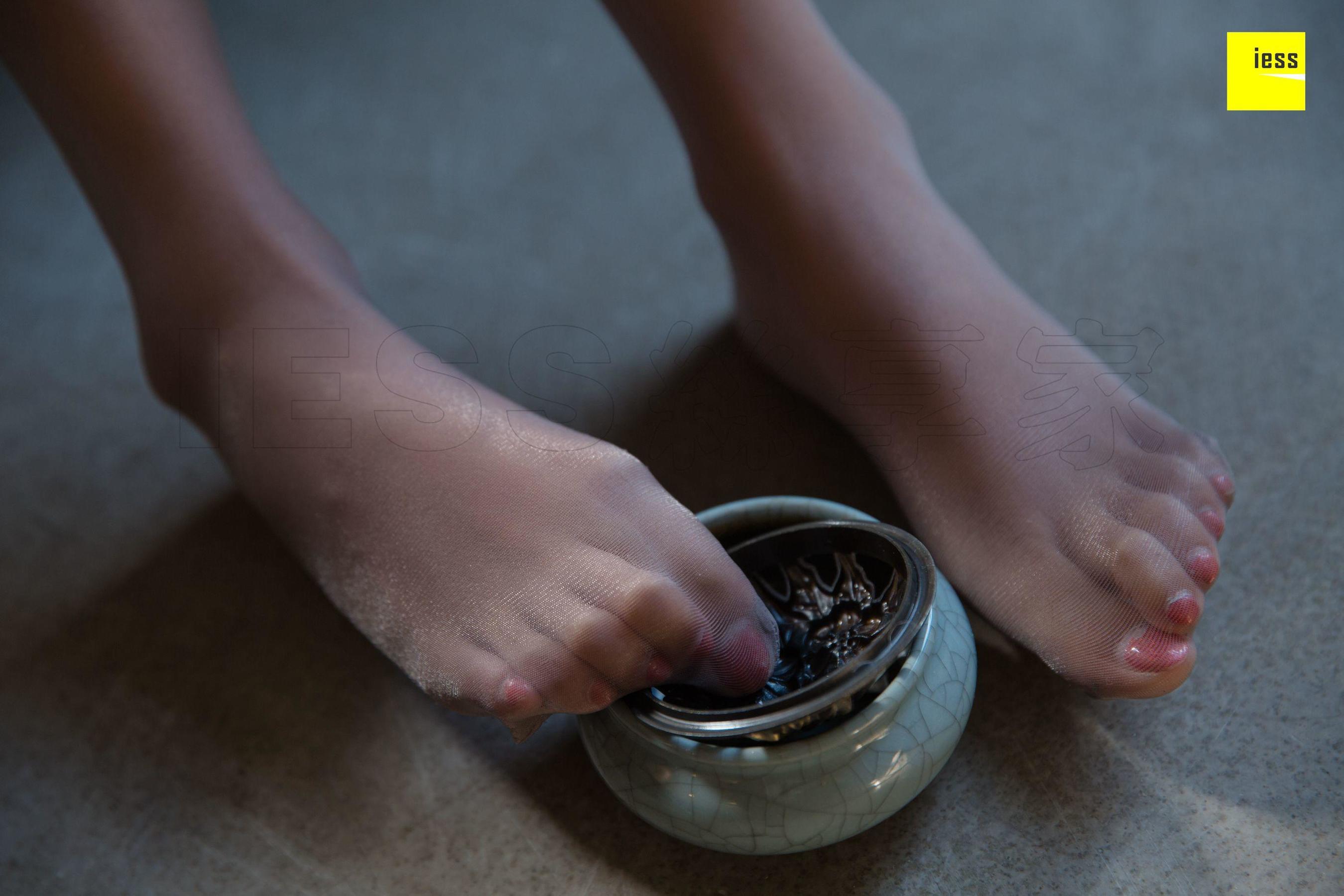 婉萍 《弹吉他的灰丝少女》 [异思趣向IESS] 丝享家312 美腿美足写真集