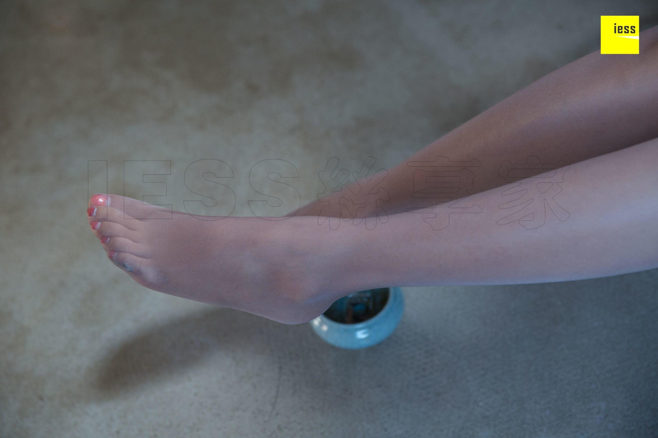 婉萍 《弹吉他的灰丝少女》 [异思趣向IESS] 丝享家312 美腿美足写真集