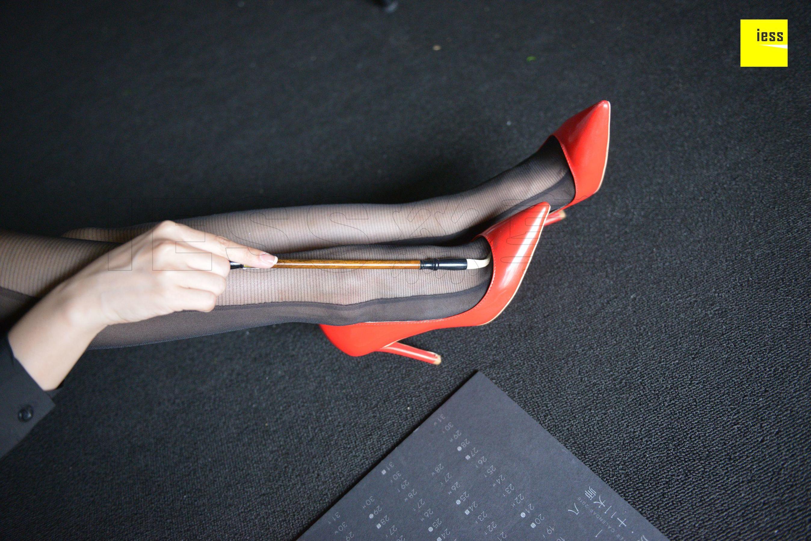 辣妈君君 《辣妈黑色时装袜》[异思趣向IESS] 丝享家317 美腿丝足写真集