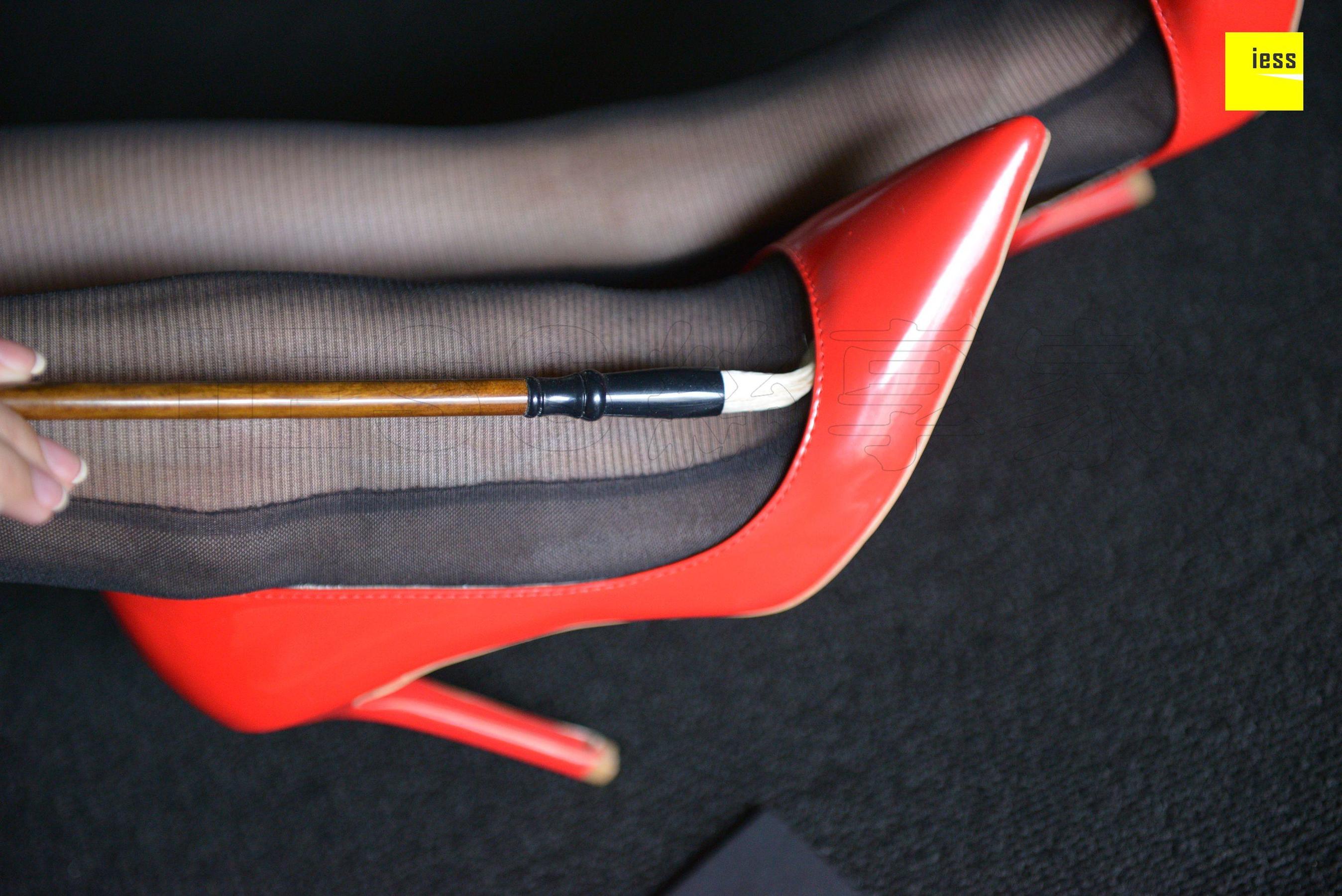 辣妈君君 《辣妈黑色时装袜》[异思趣向IESS] 丝享家317 美腿丝足写真集