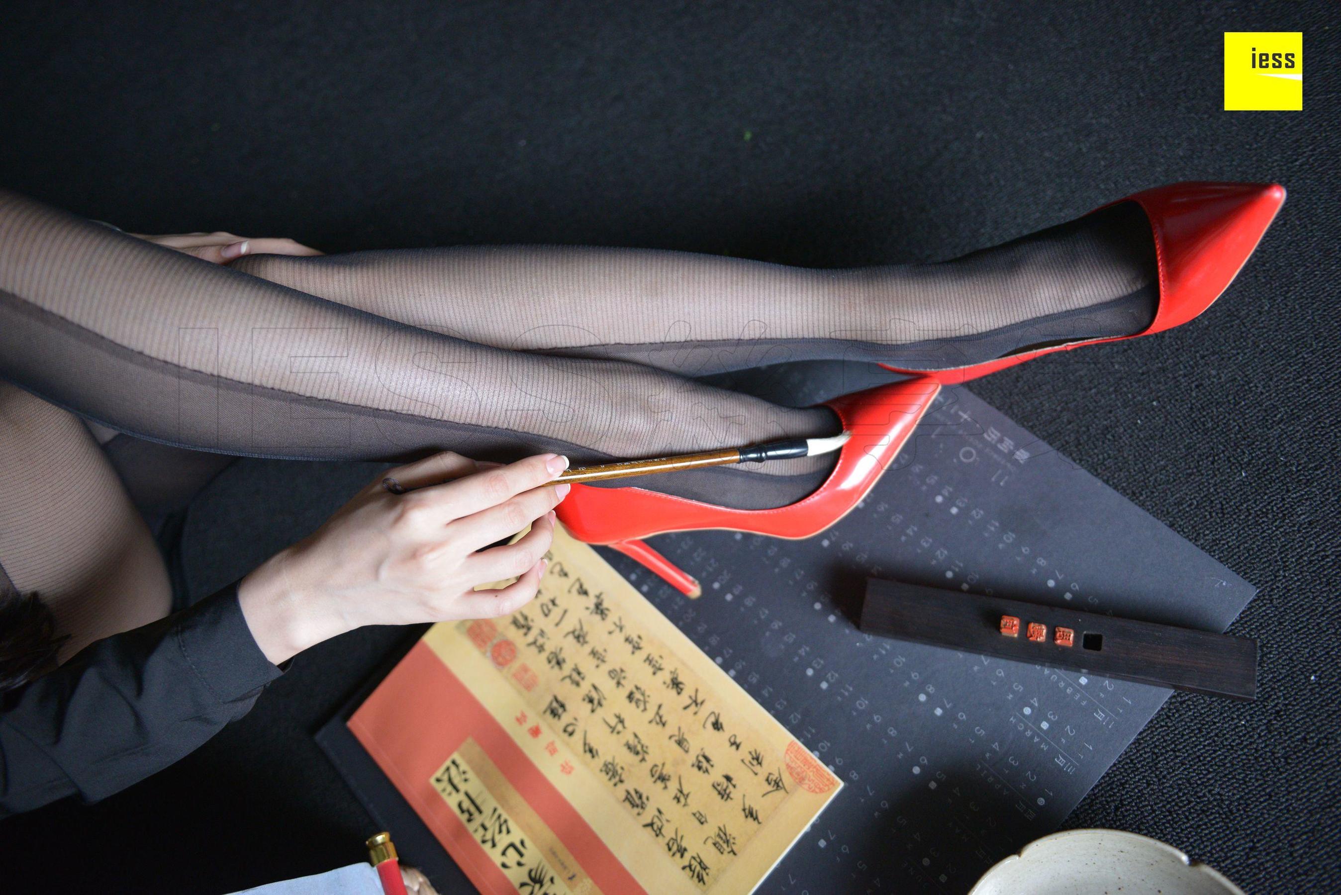 辣妈君君 《辣妈黑色时装袜》[异思趣向IESS] 丝享家317 美腿丝足写真集