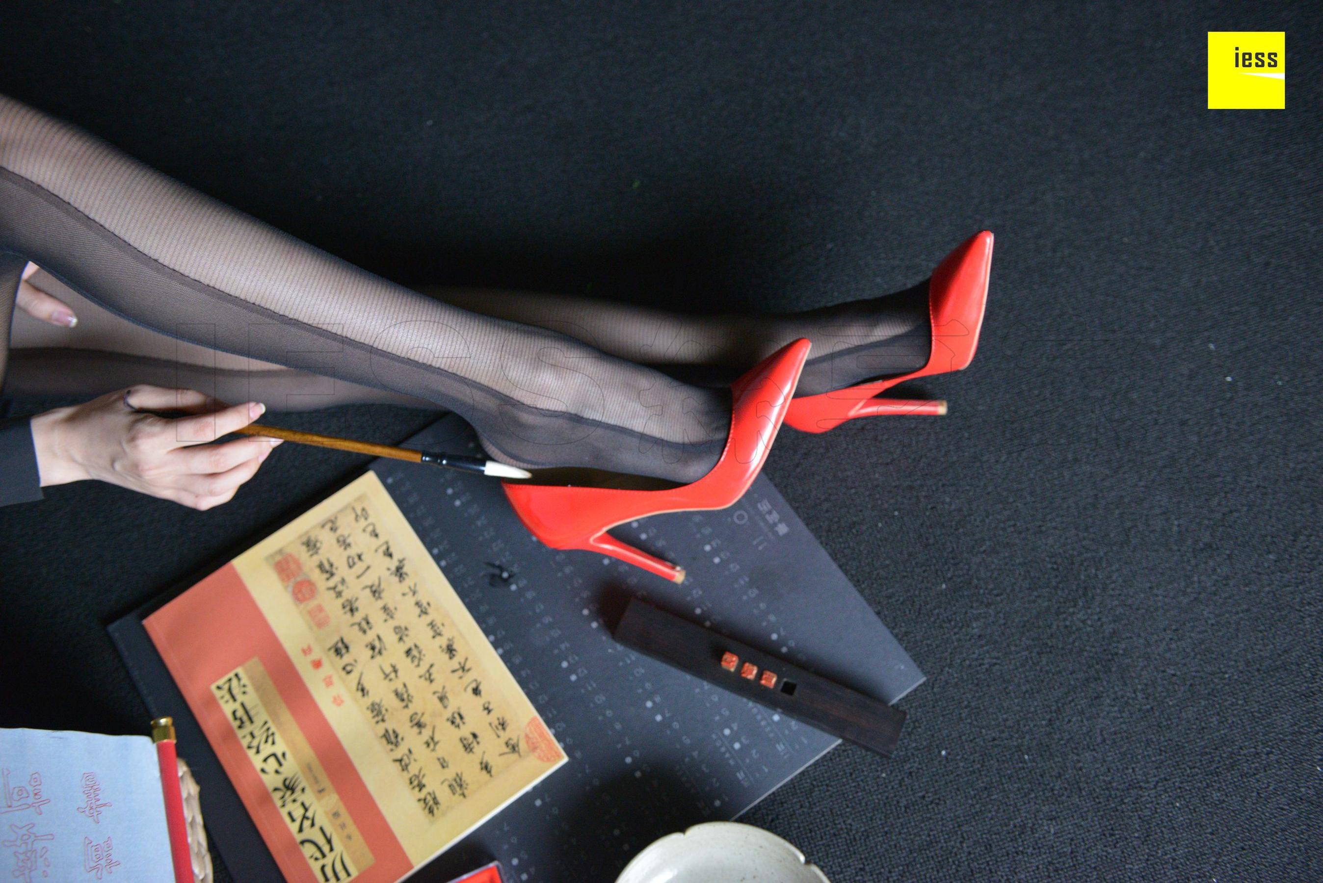 辣妈君君 《辣妈黑色时装袜》[异思趣向IESS] 丝享家317 美腿丝足写真集