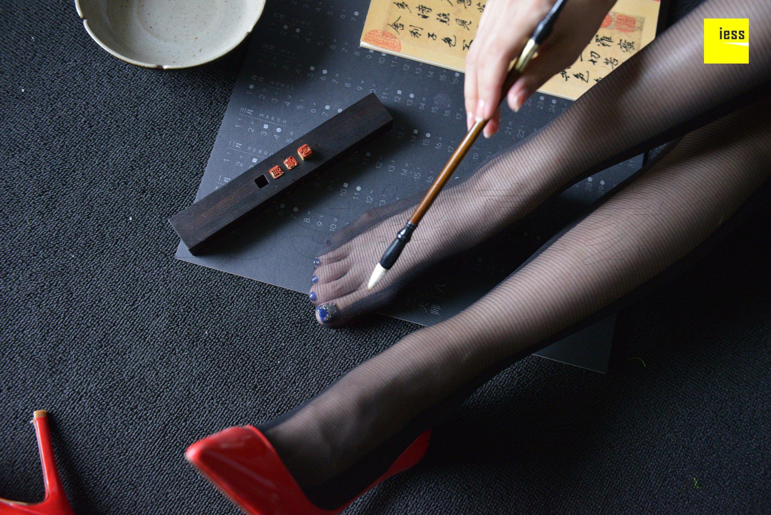 辣妈君君 《辣妈黑色时装袜》[异思趣向IESS] 丝享家317 美腿丝足写真集