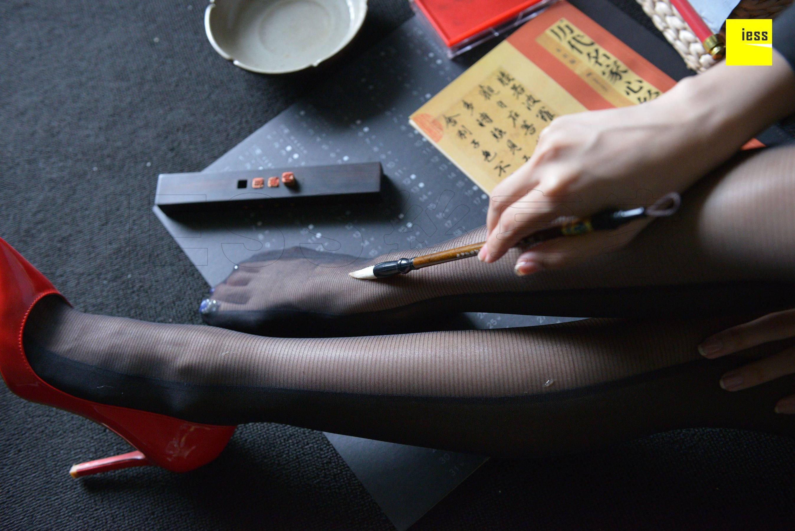 辣妈君君 《辣妈黑色时装袜》[异思趣向IESS] 丝享家317 美腿丝足写真集