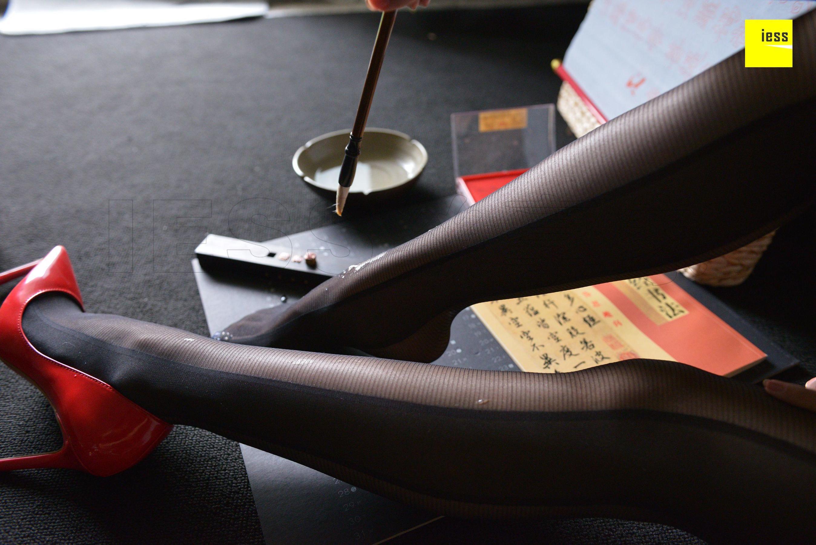 辣妈君君 《辣妈黑色时装袜》[异思趣向IESS] 丝享家317 美腿丝足写真集