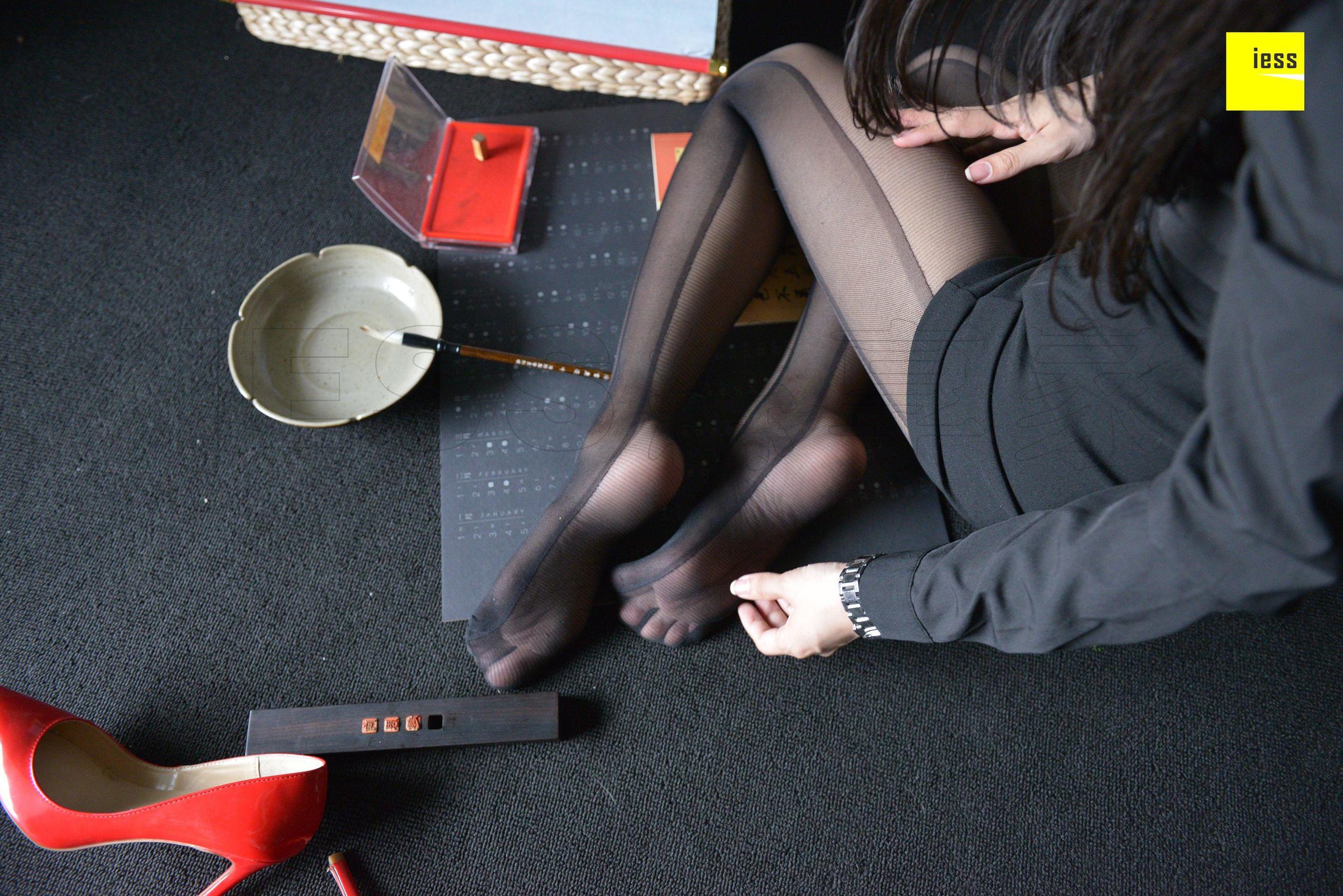 辣妈君君 《辣妈黑色时装袜》[异思趣向IESS] 丝享家317 美腿丝足写真集