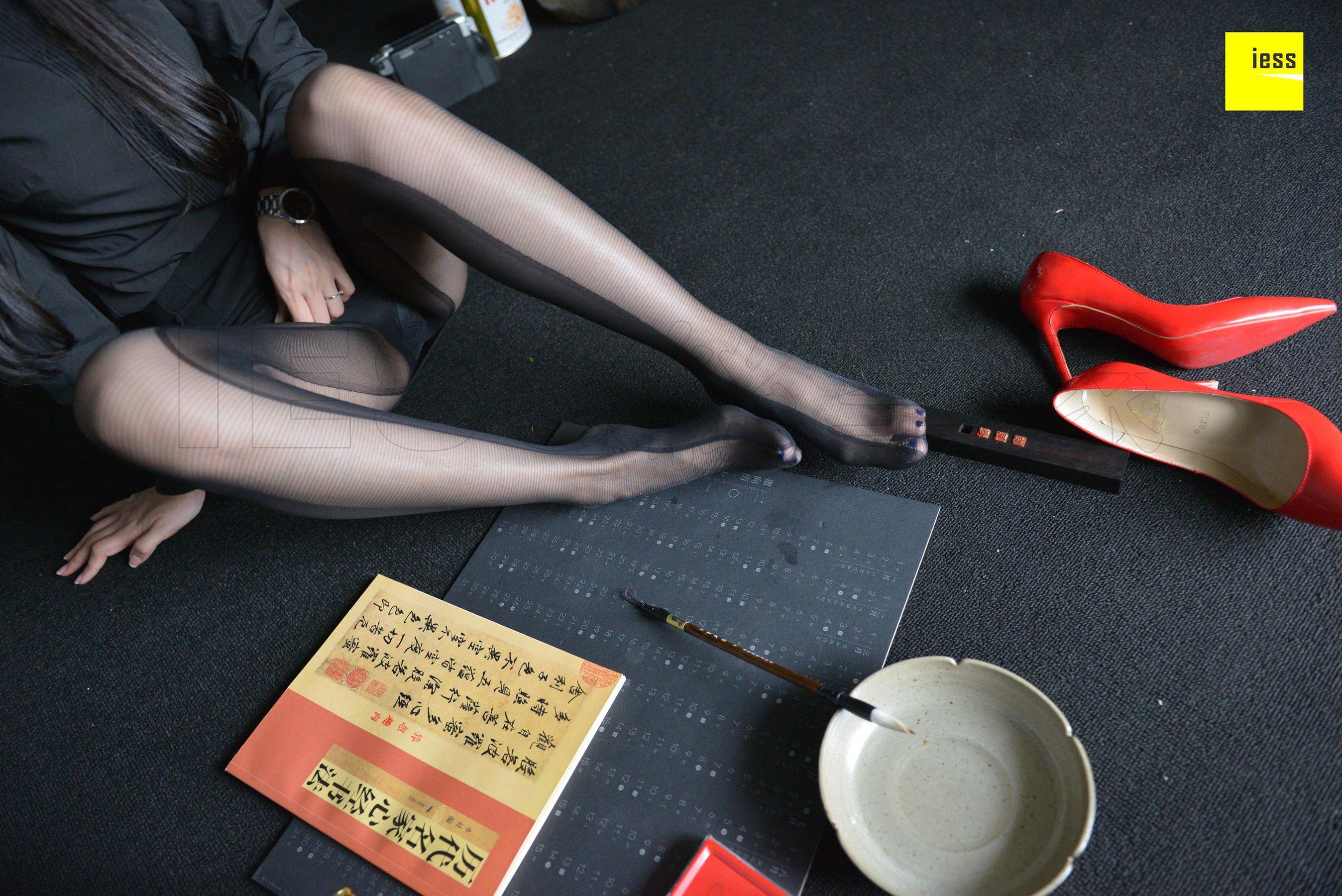 辣妈君君 《辣妈黑色时装袜》[异思趣向IESS] 丝享家317 美腿丝足写真集