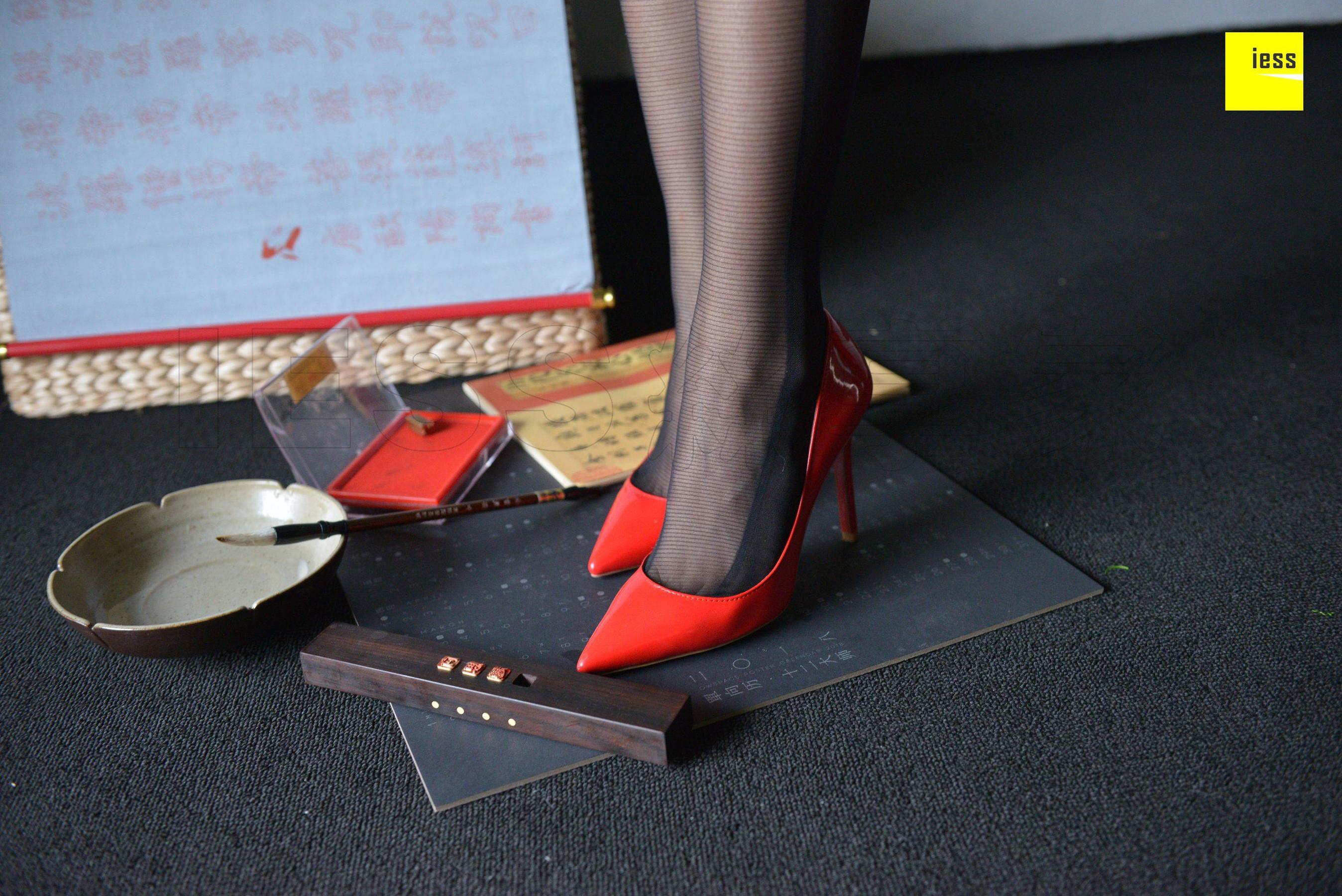 辣妈君君 《辣妈黑色时装袜》[异思趣向IESS] 丝享家317 美腿丝足写真集