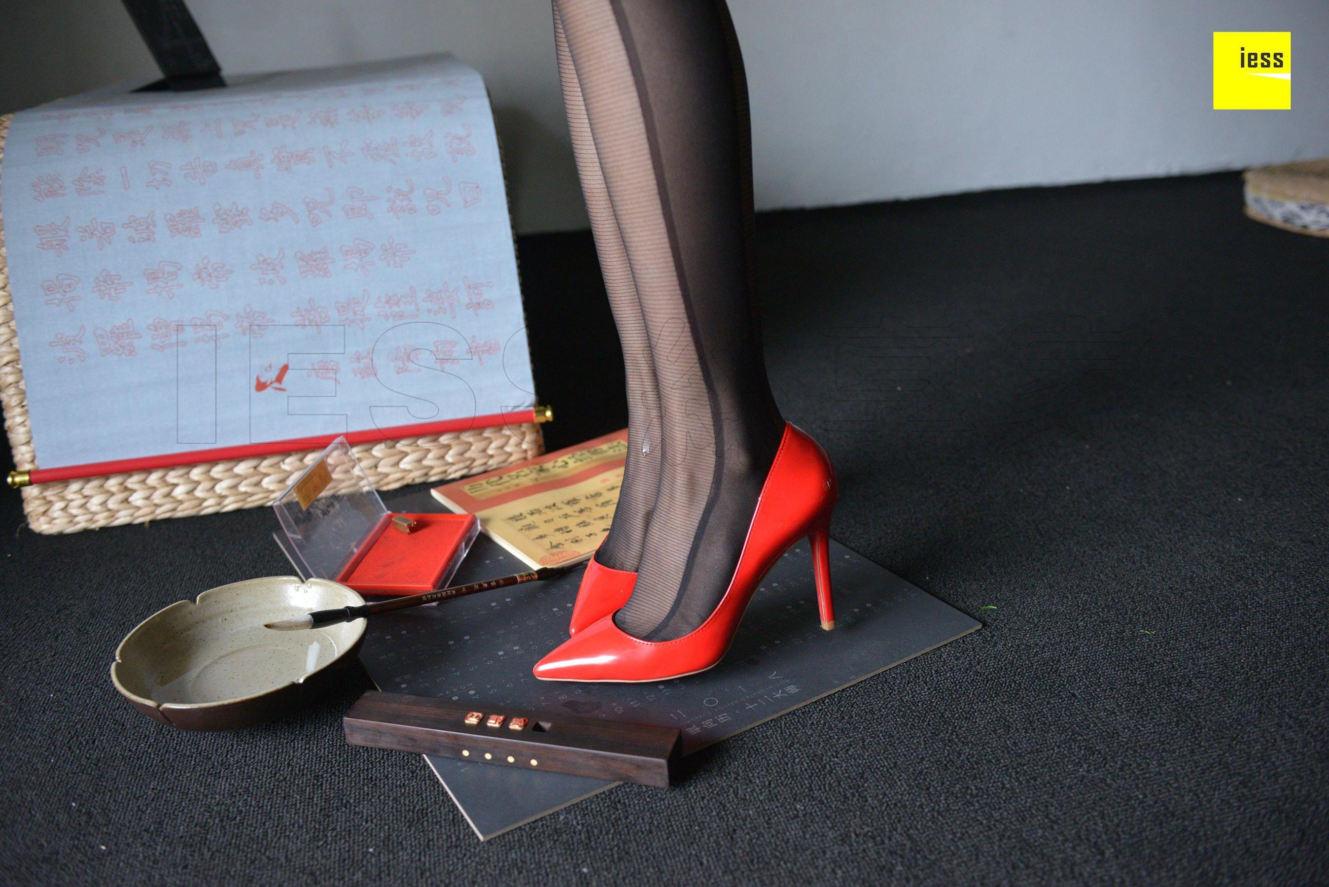 辣妈君君 《辣妈黑色时装袜》[异思趣向IESS] 丝享家317 美腿丝足写真集