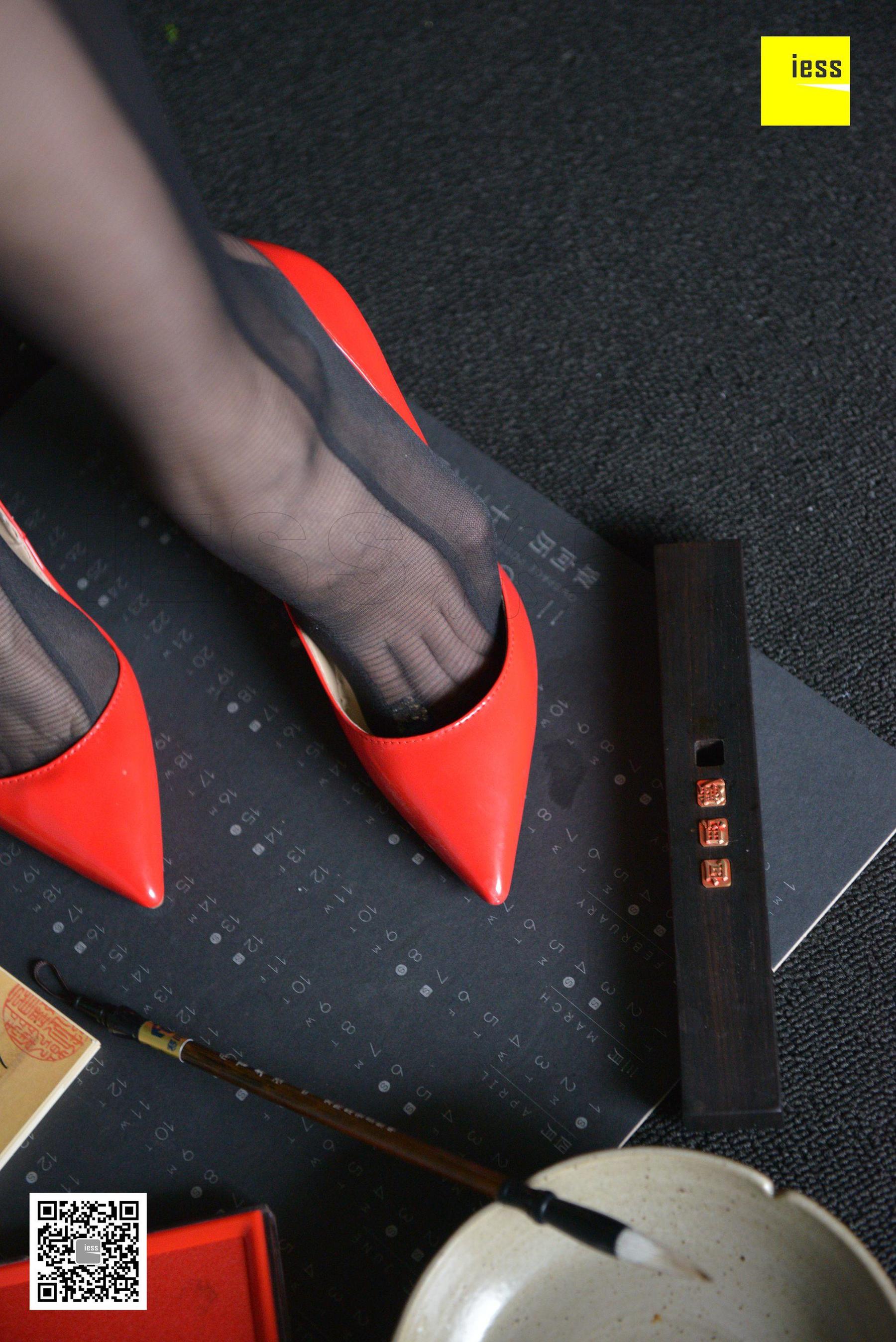 辣妈君君 《辣妈黑色时装袜》[异思趣向IESS] 丝享家317 美腿丝足写真集