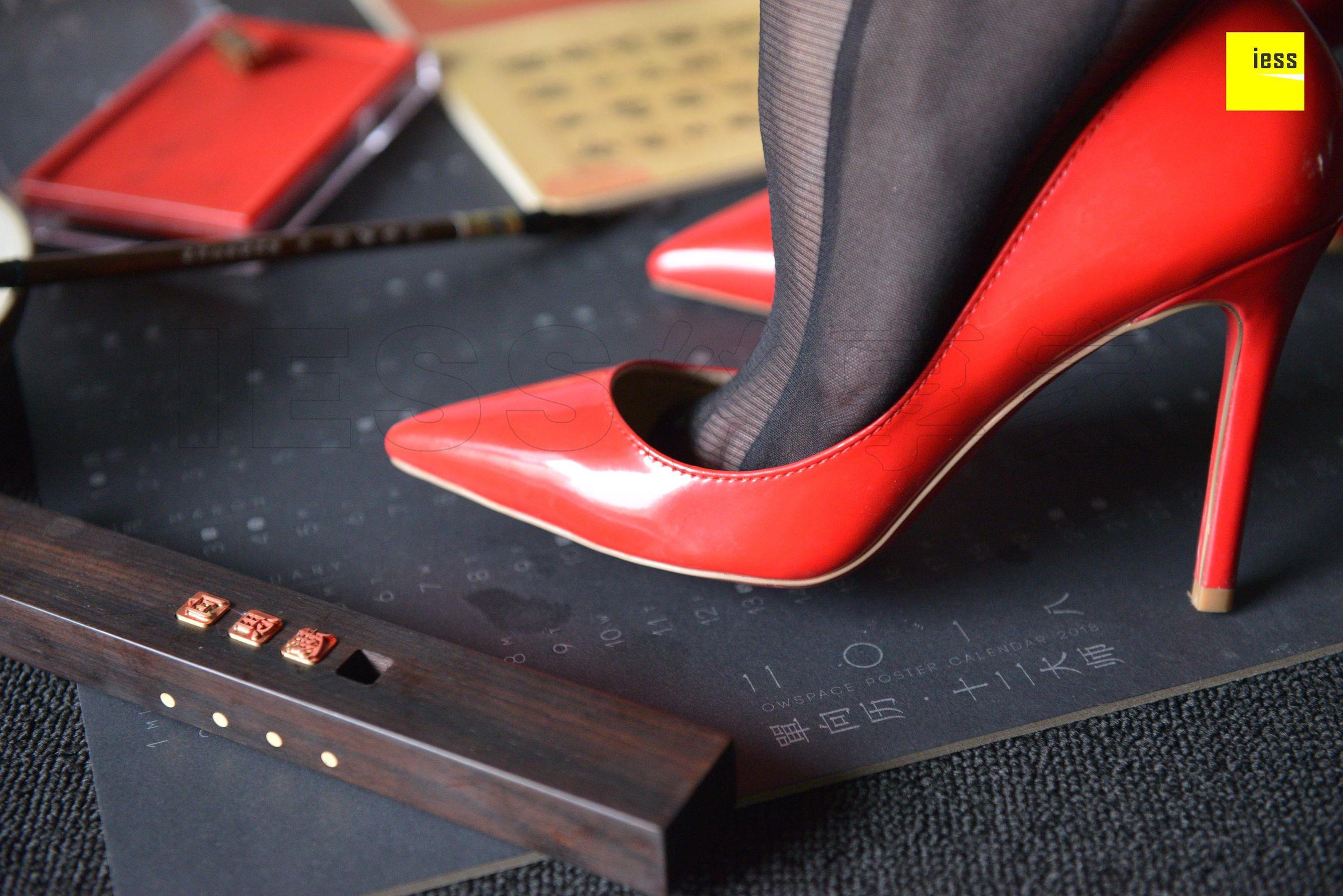 辣妈君君 《辣妈黑色时装袜》[异思趣向IESS] 丝享家317 美腿丝足写真集