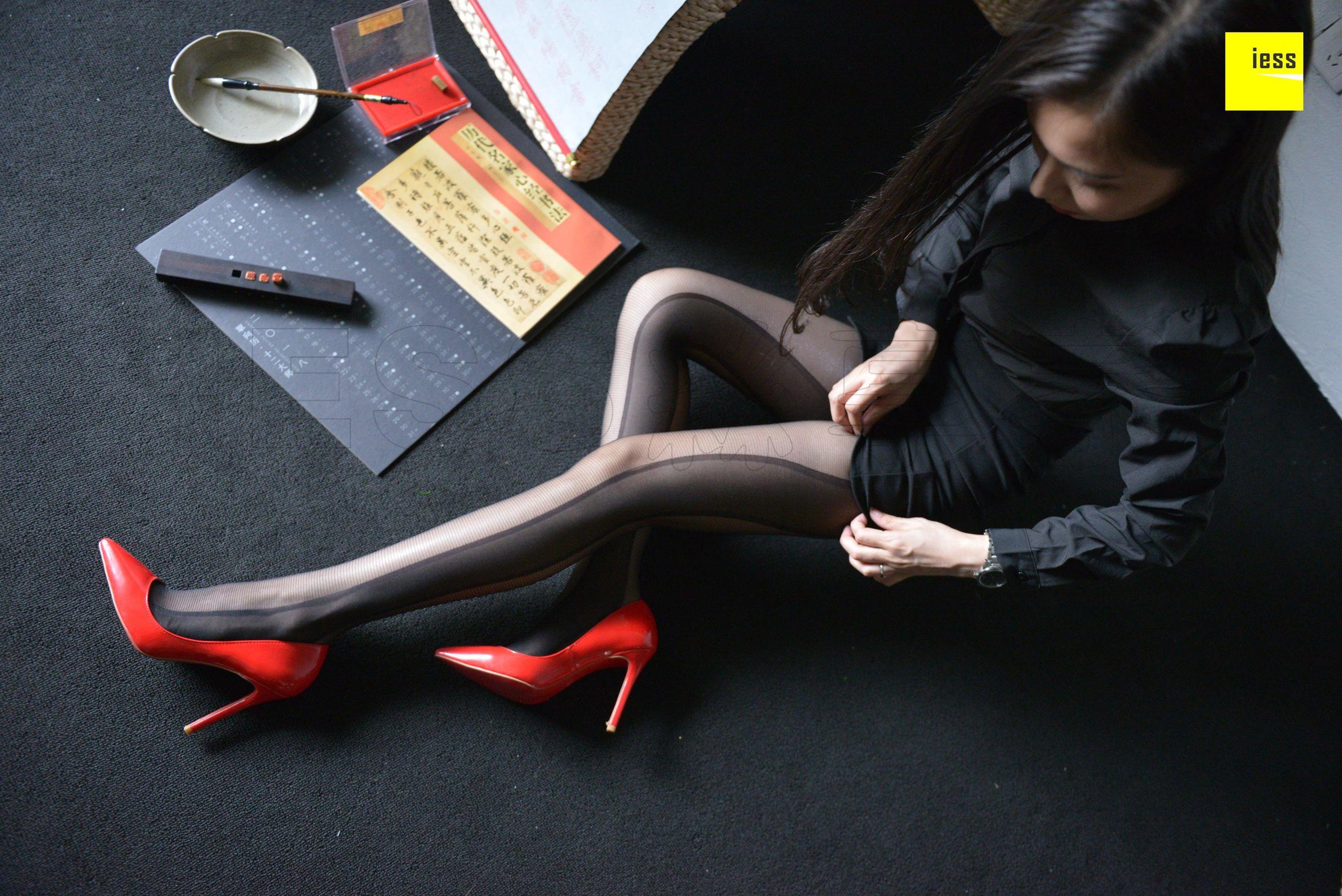 辣妈君君 《辣妈黑色时装袜》[异思趣向IESS] 丝享家317 美腿丝足写真集