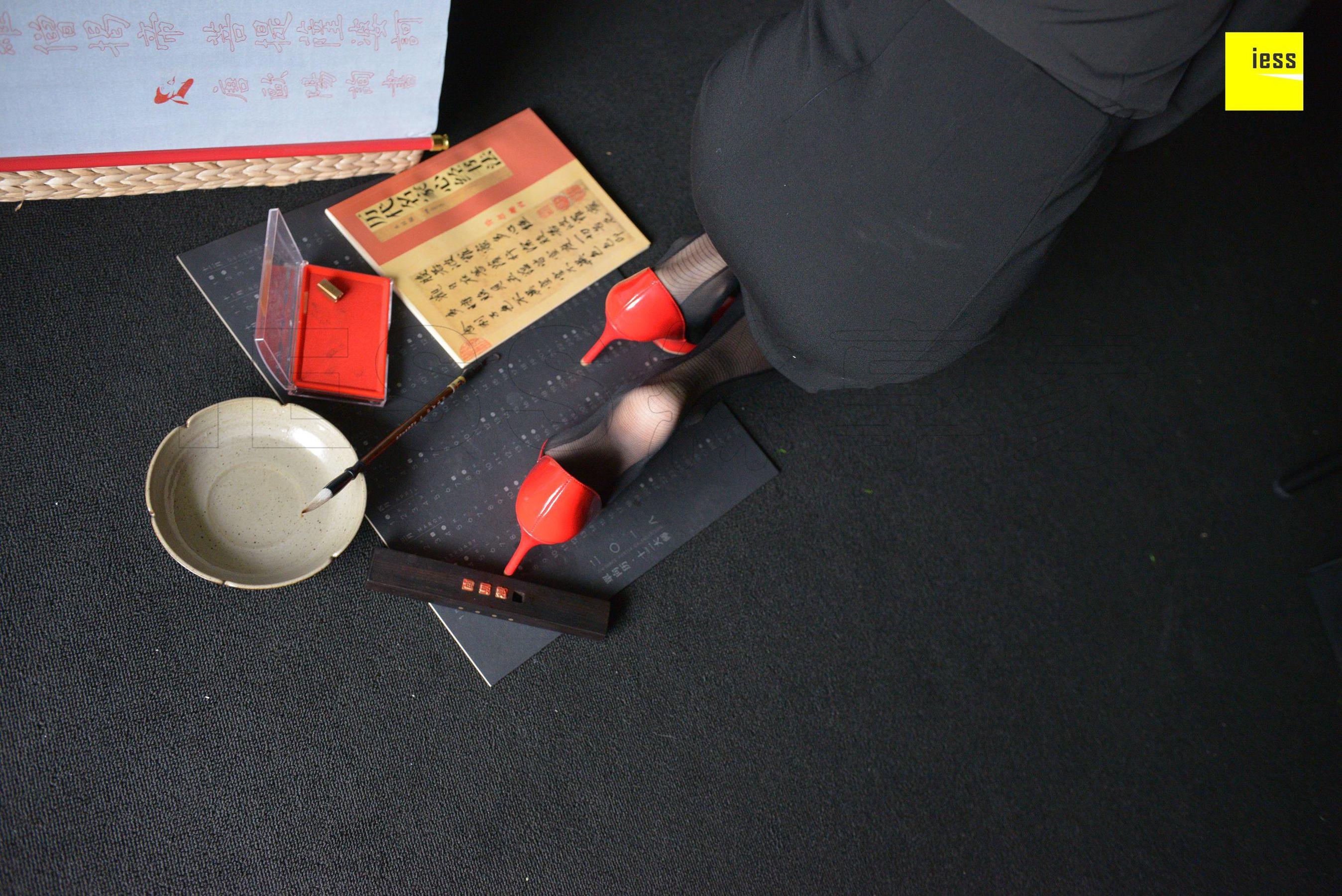 辣妈君君 《辣妈黑色时装袜》[异思趣向IESS] 丝享家317 美腿丝足写真集