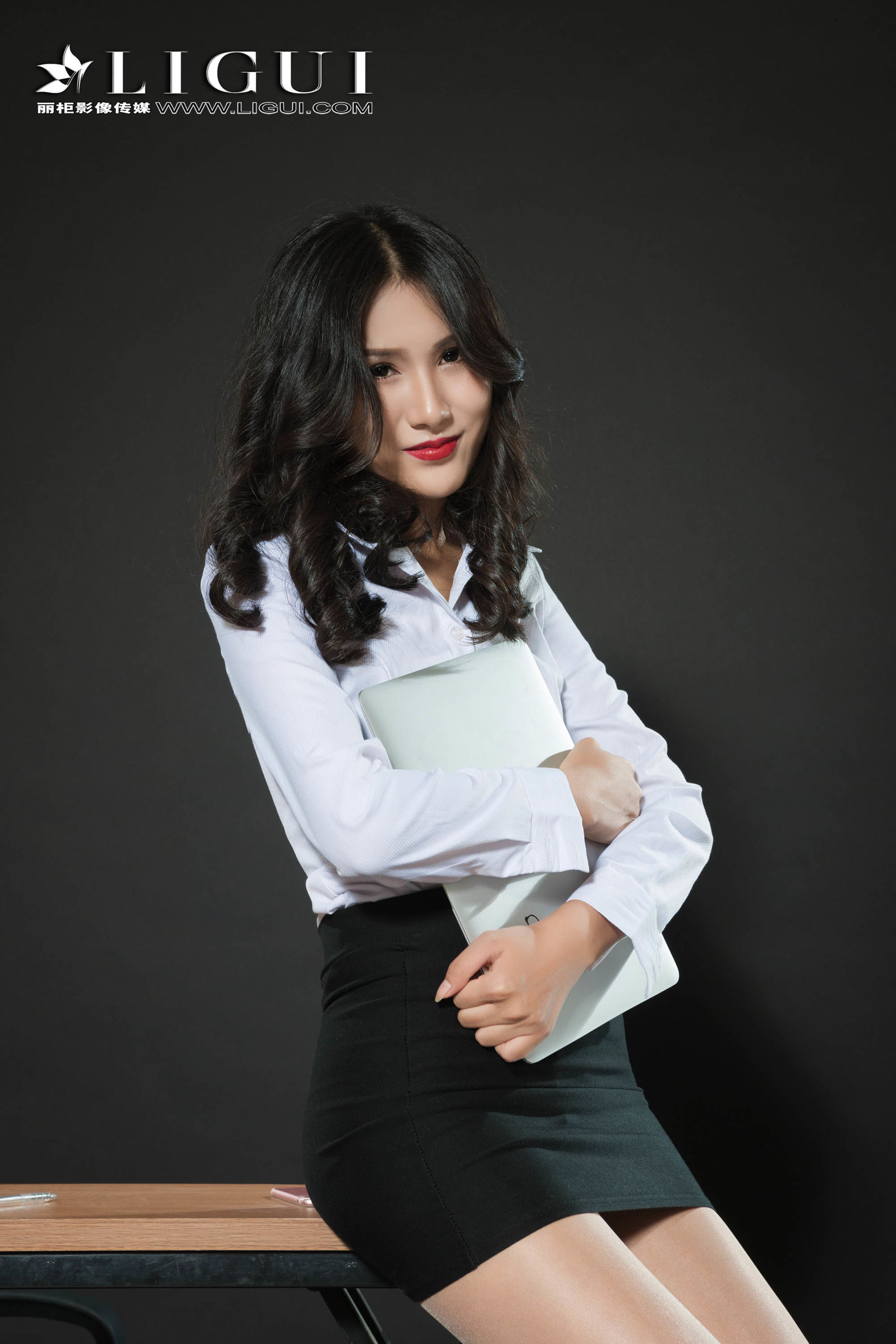 腿模小菲《长腿OL丝足小秘》 [丽柜Ligui] 网络丽人 写真集