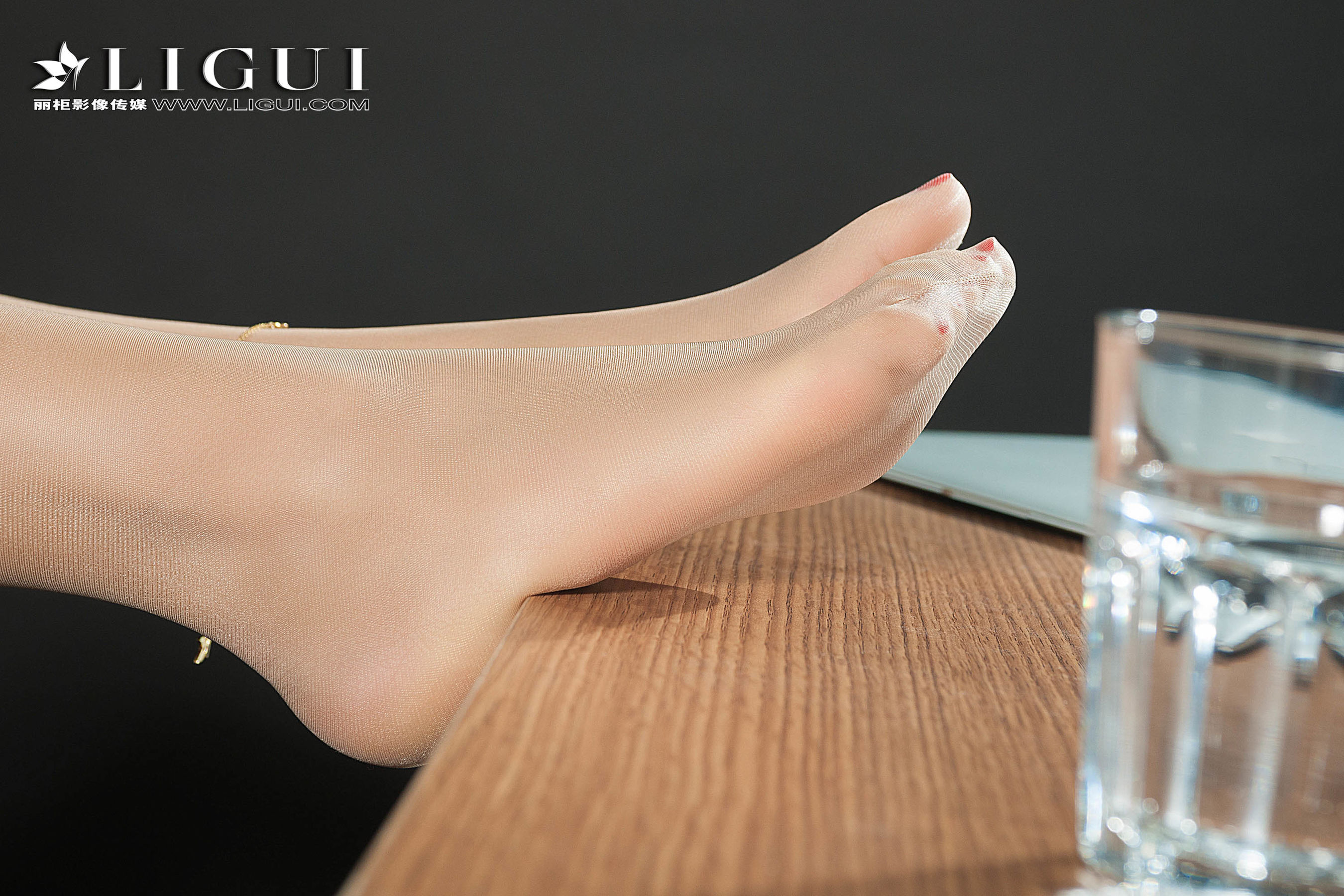 腿模小菲《长腿OL丝足小秘》 [丽柜Ligui] 网络丽人 写真集