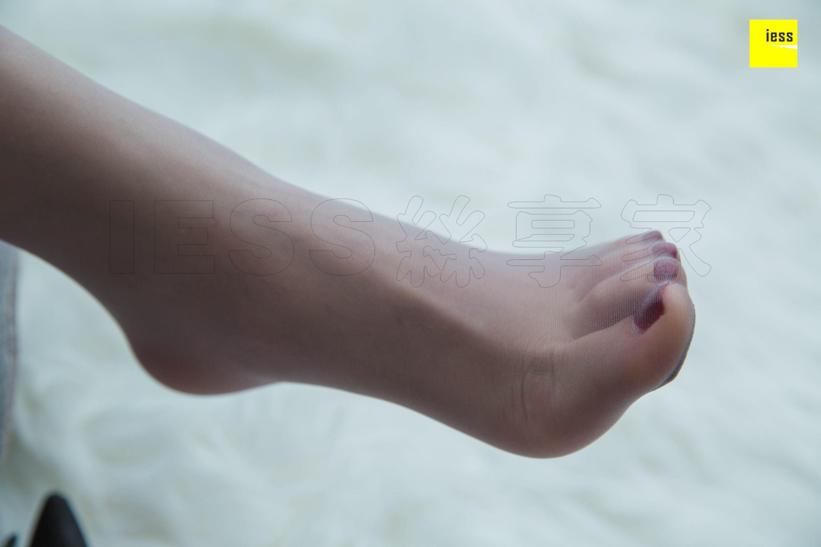 模特七七 《白毛绒地毯上的灰丝》[异思趣向IESS] 写真集