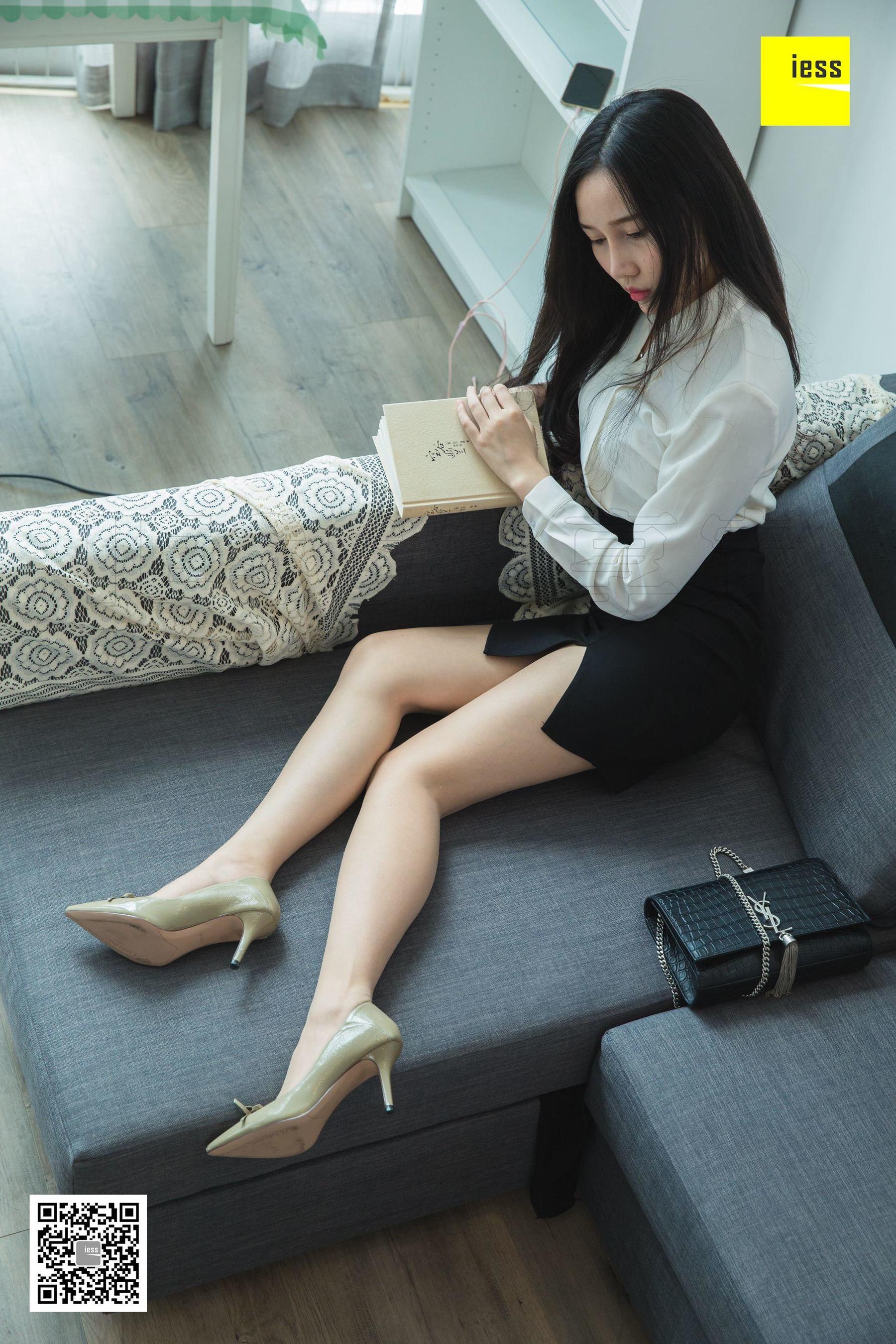 模特文欣 《文欣微肉制服美足》[异思趣向IESS] 写真集