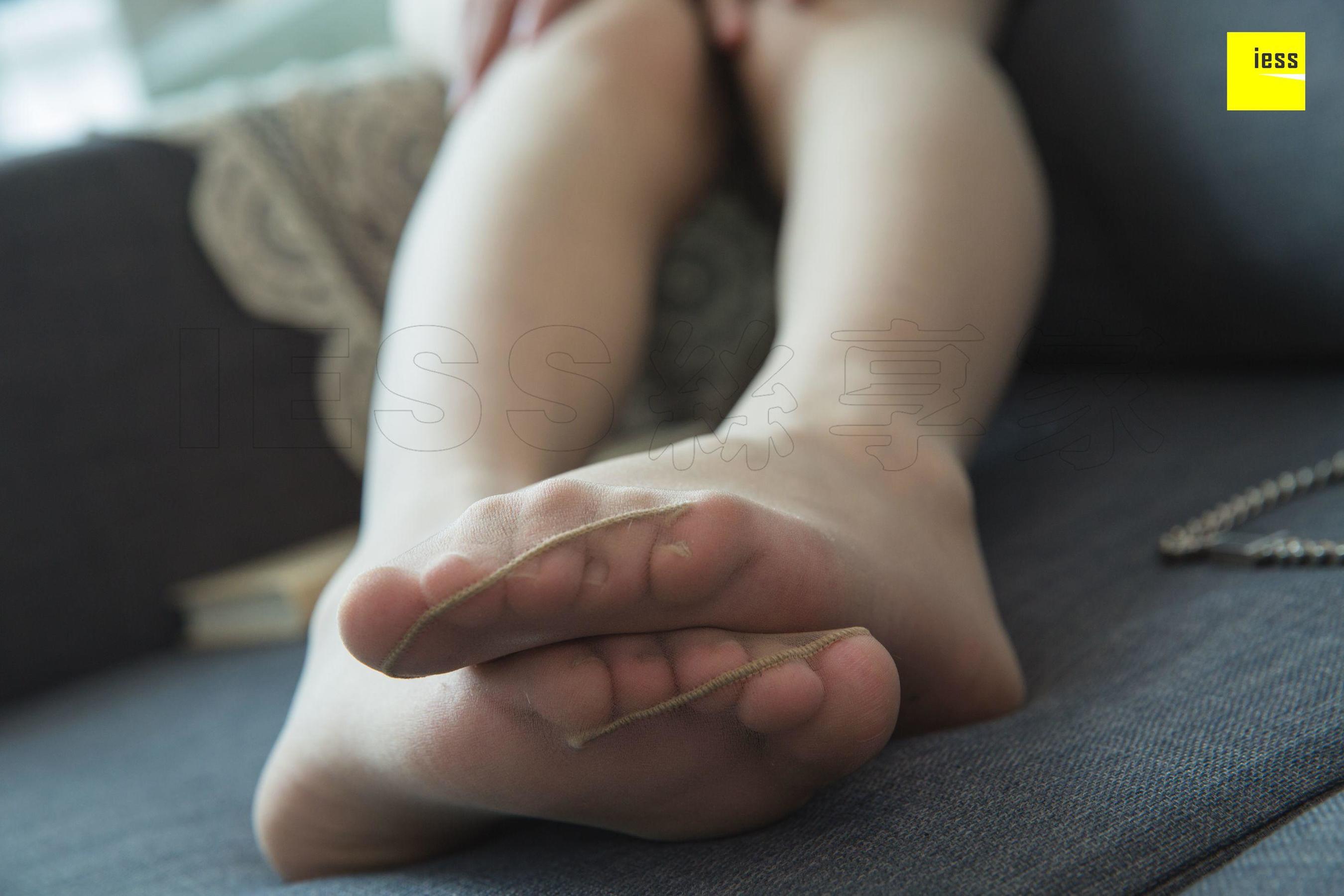 模特文欣 《文欣微肉制服美足》[异思趣向IESS] 写真集