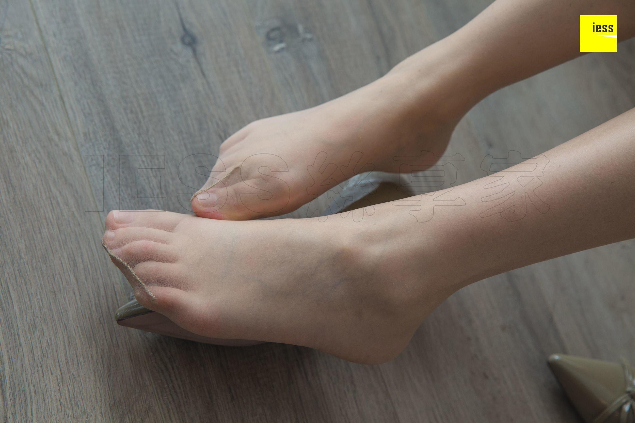 模特文欣 《文欣微肉制服美足》[异思趣向IESS] 写真集