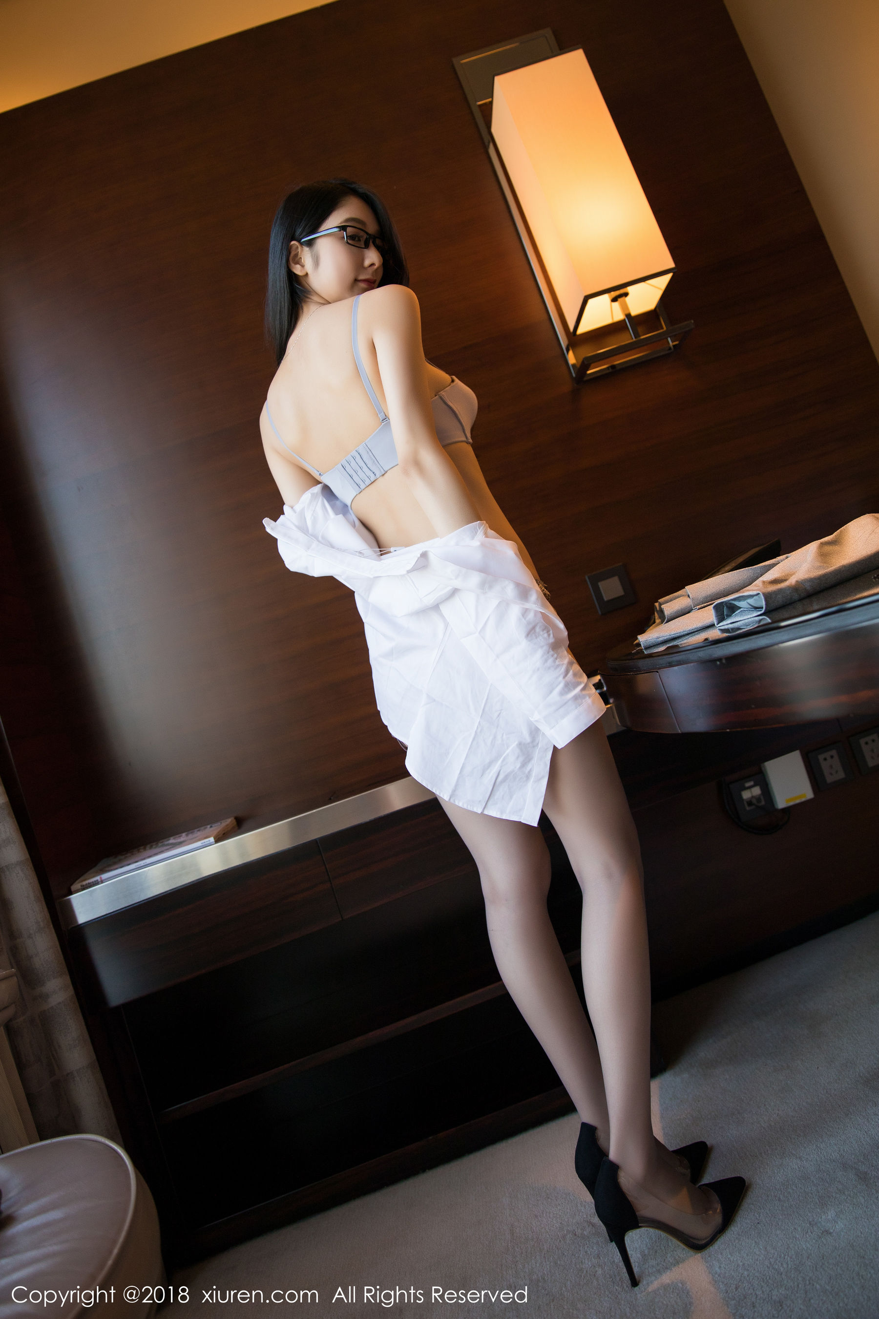 Angela小热巴《性感OL》下部 [秀人XIUREN] No.1172 写真集