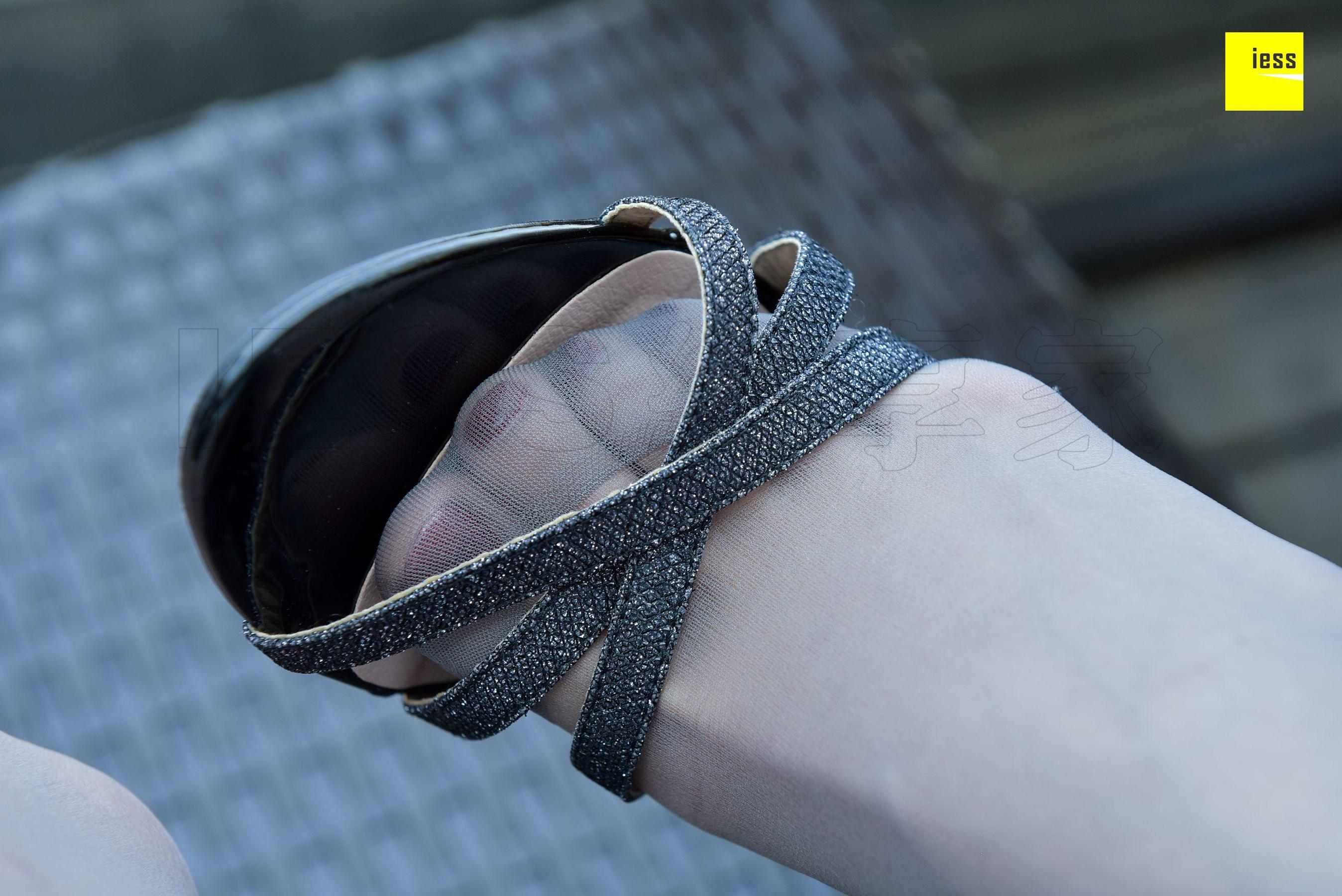 模特七七《七七脚尖加固灰丝》 [异思趣向IESS] 写真集