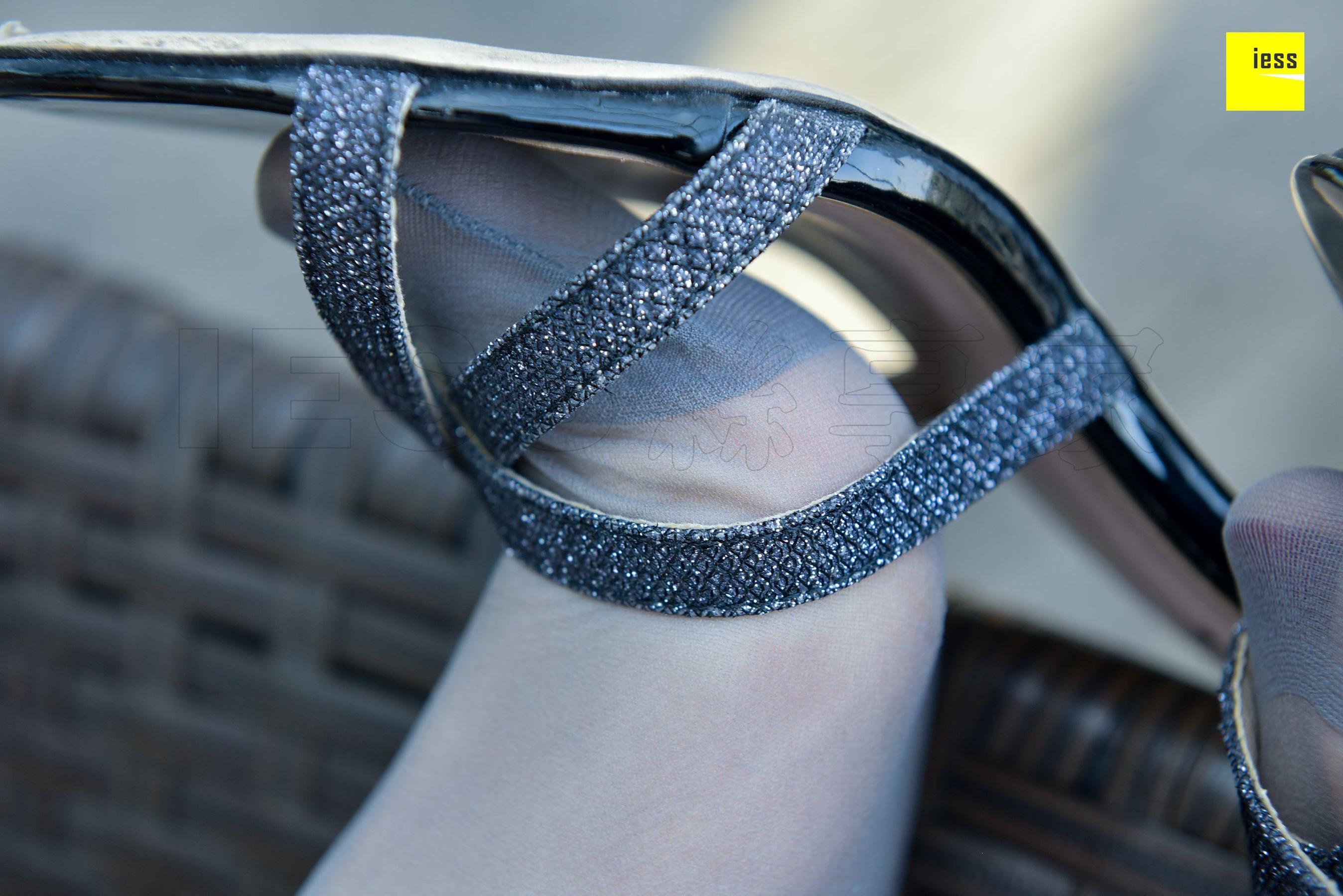 模特七七《七七脚尖加固灰丝》 [异思趣向IESS] 写真集