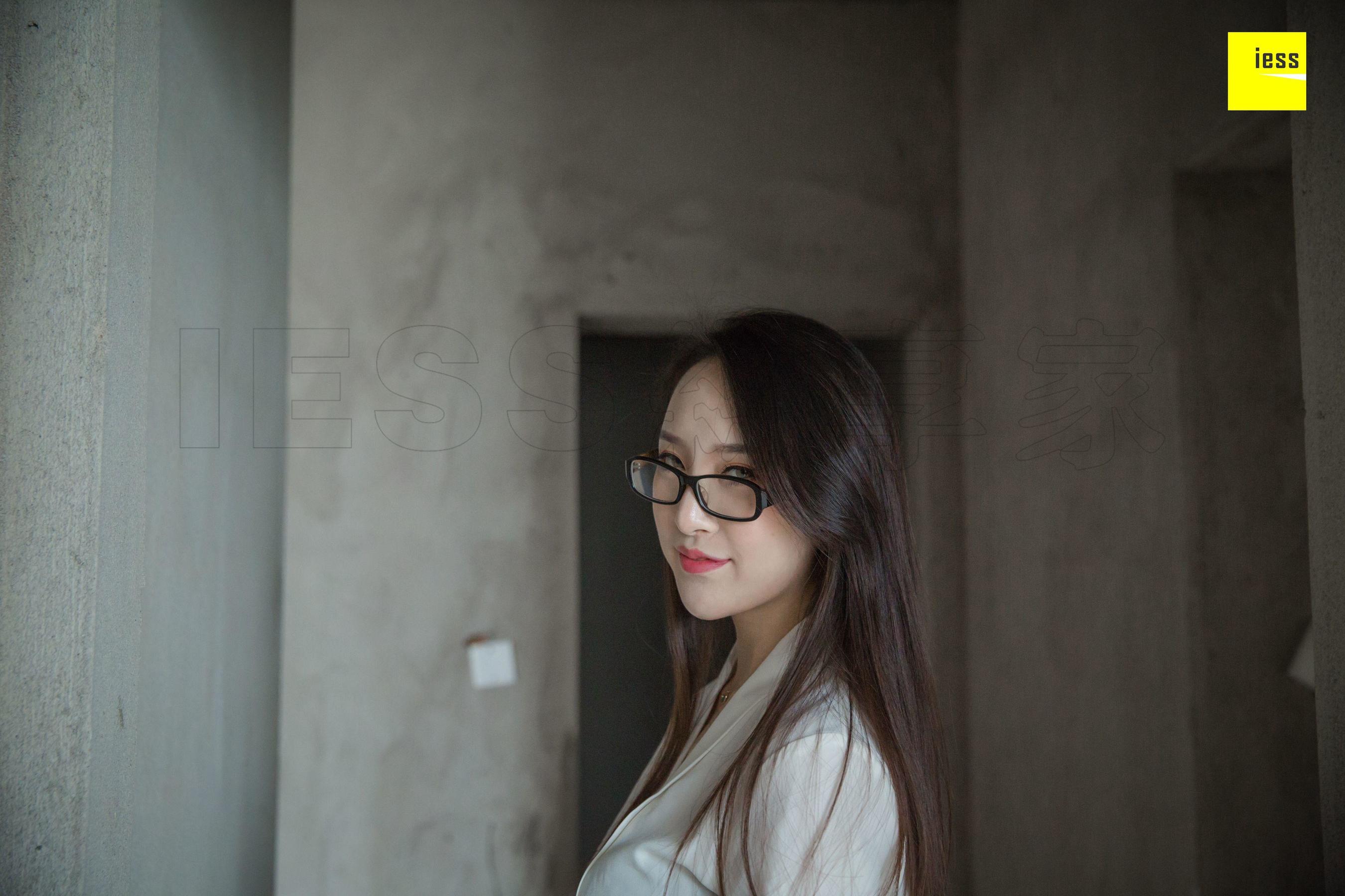 模特云芝《卖毛坯房的黑丝销售》 [异思趣向IESS] 写真集