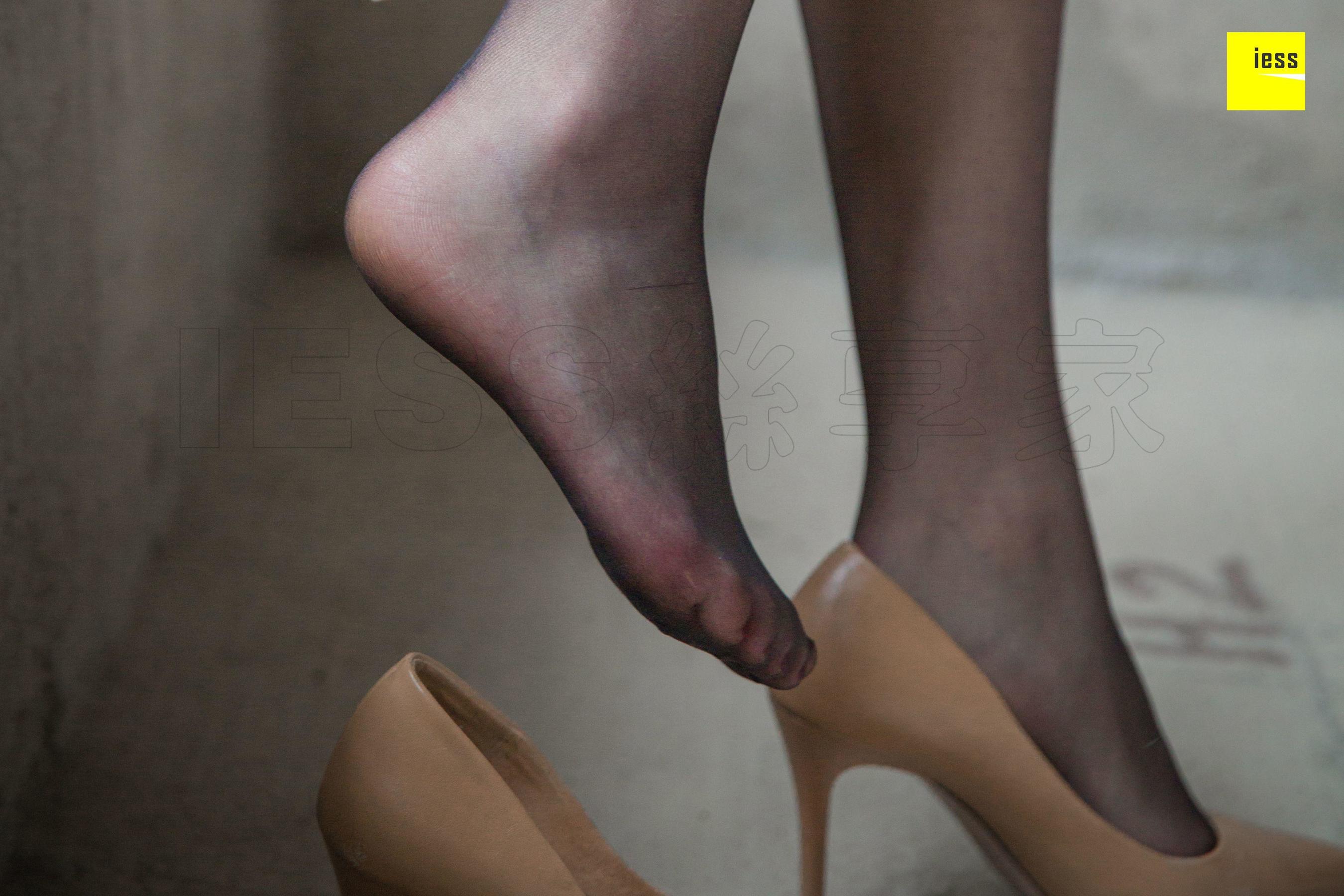 模特云芝《卖毛坯房的黑丝销售》 [异思趣向IESS] 写真集