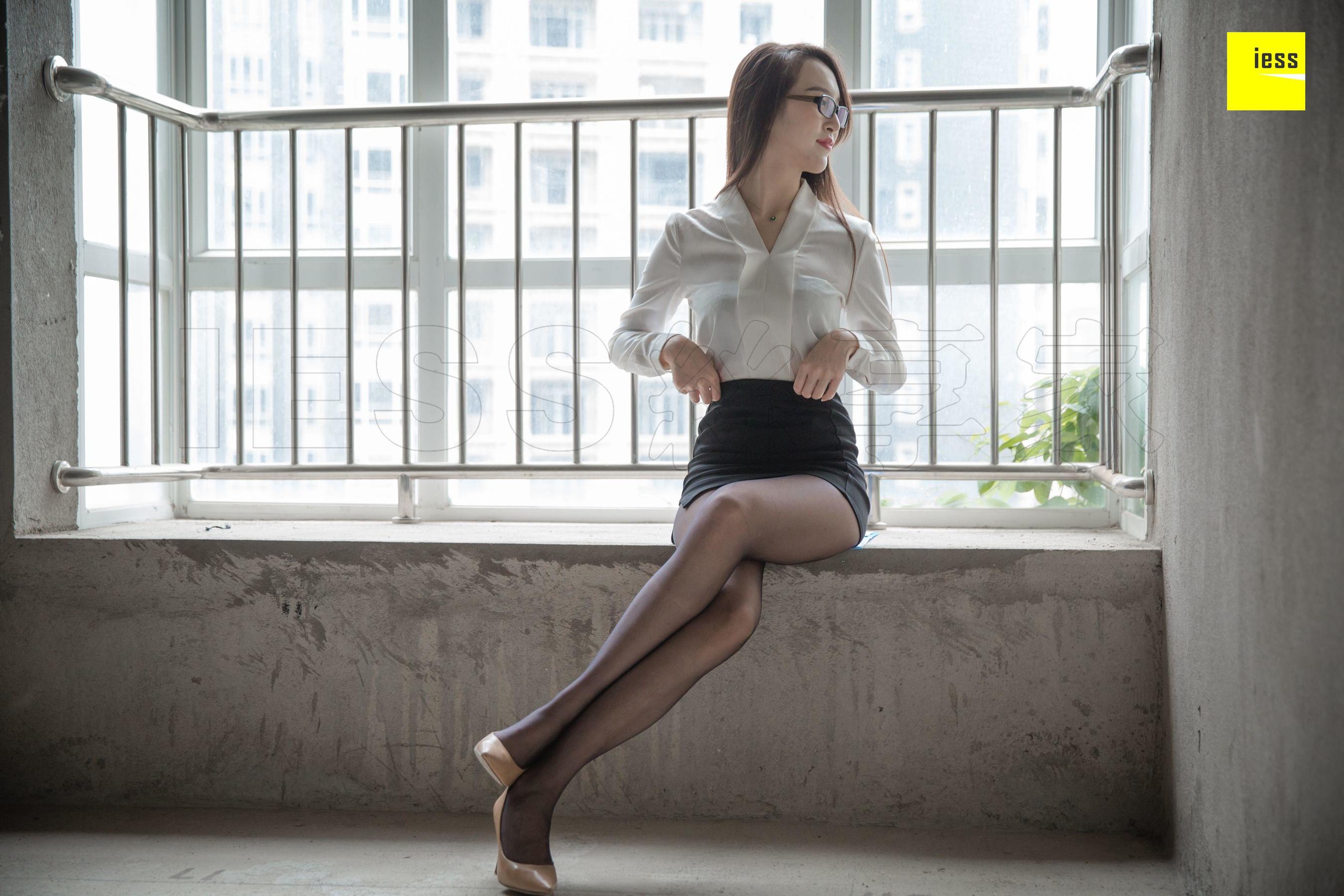 模特云芝《卖毛坯房的黑丝销售》 [异思趣向IESS] 写真集