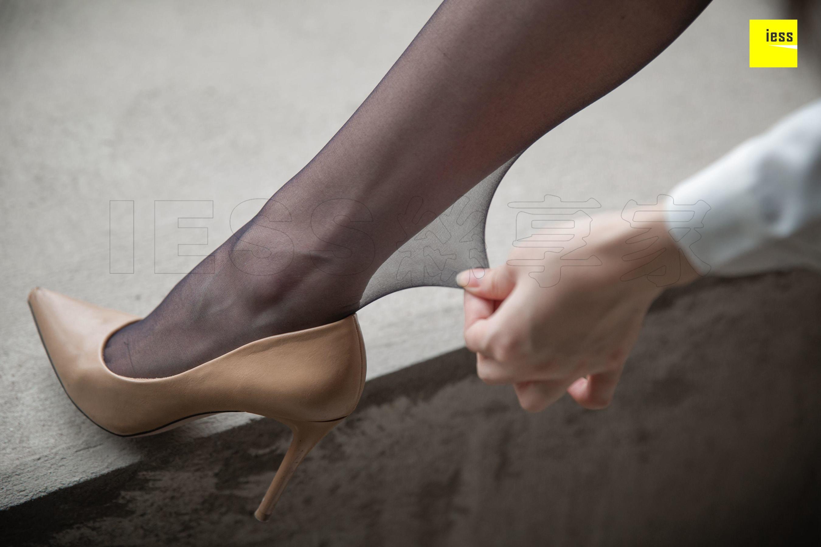 模特云芝《卖毛坯房的黑丝销售》 [异思趣向IESS] 写真集