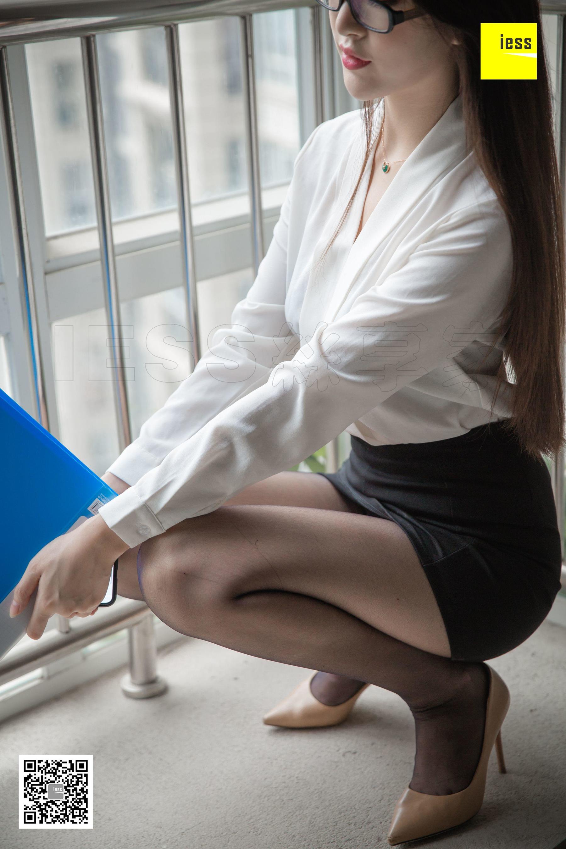 模特云芝《卖毛坯房的黑丝销售》 [异思趣向IESS] 写真集