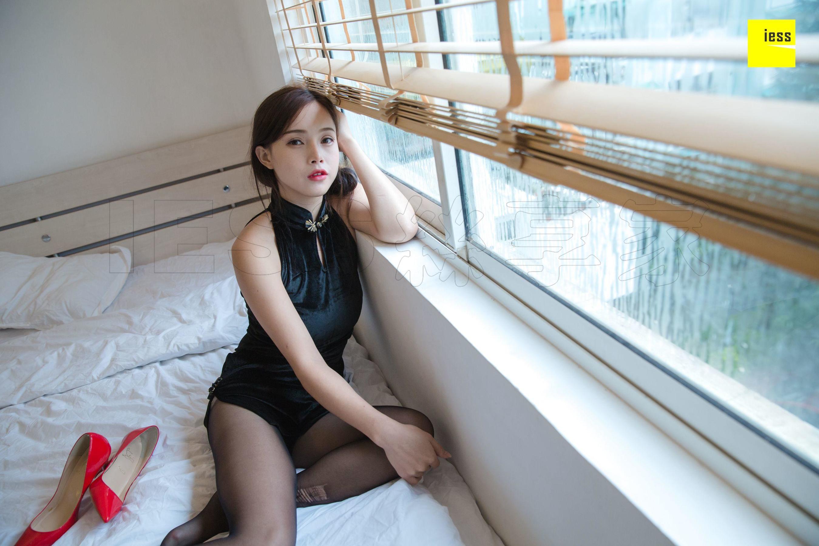 模特小羽《小羽黑色绒面旗袍》 [异思趣向IESS] 写真集