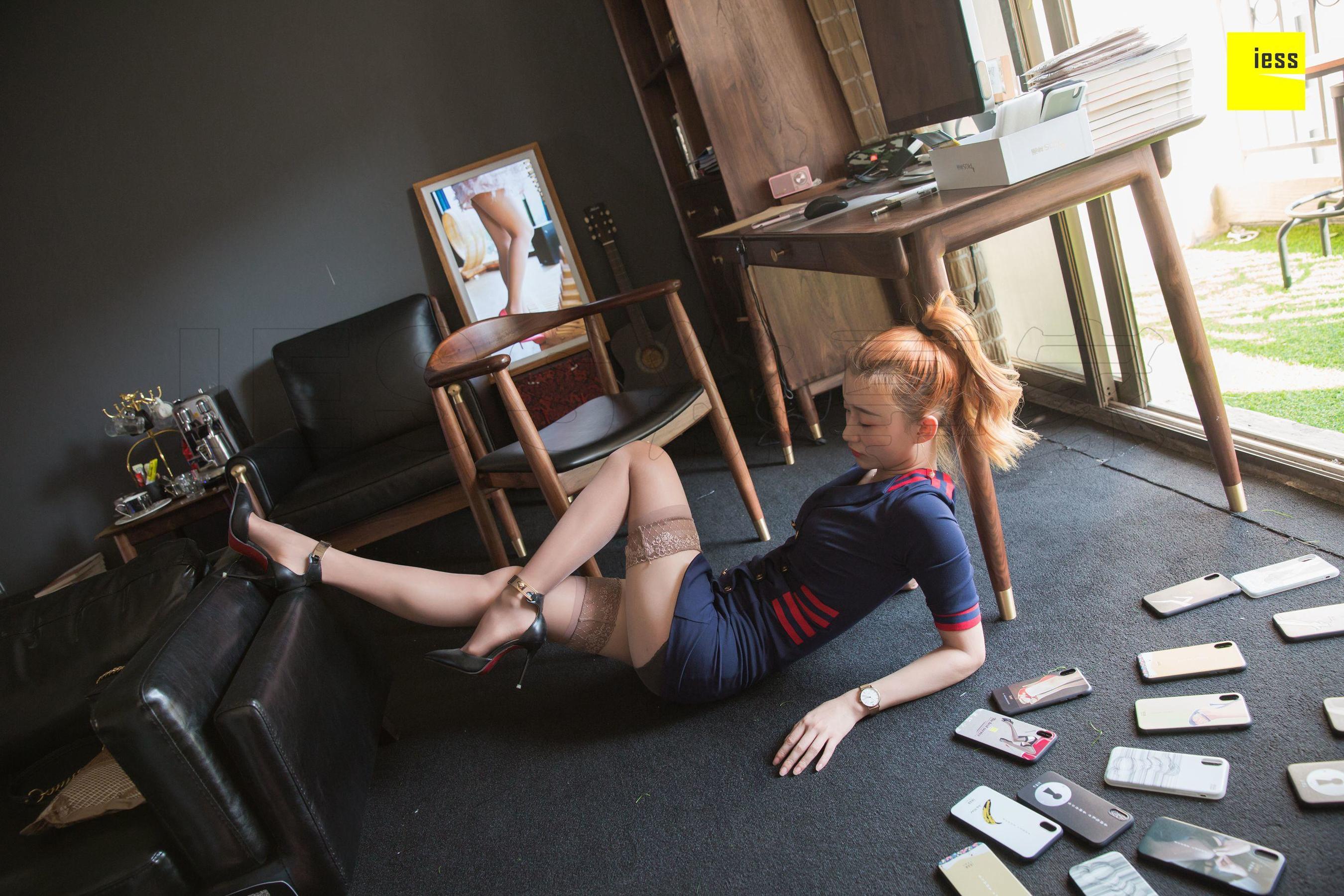 模特秋秋《秋秋手机壳炫富摔》 [异思趣向IESS] 写真集