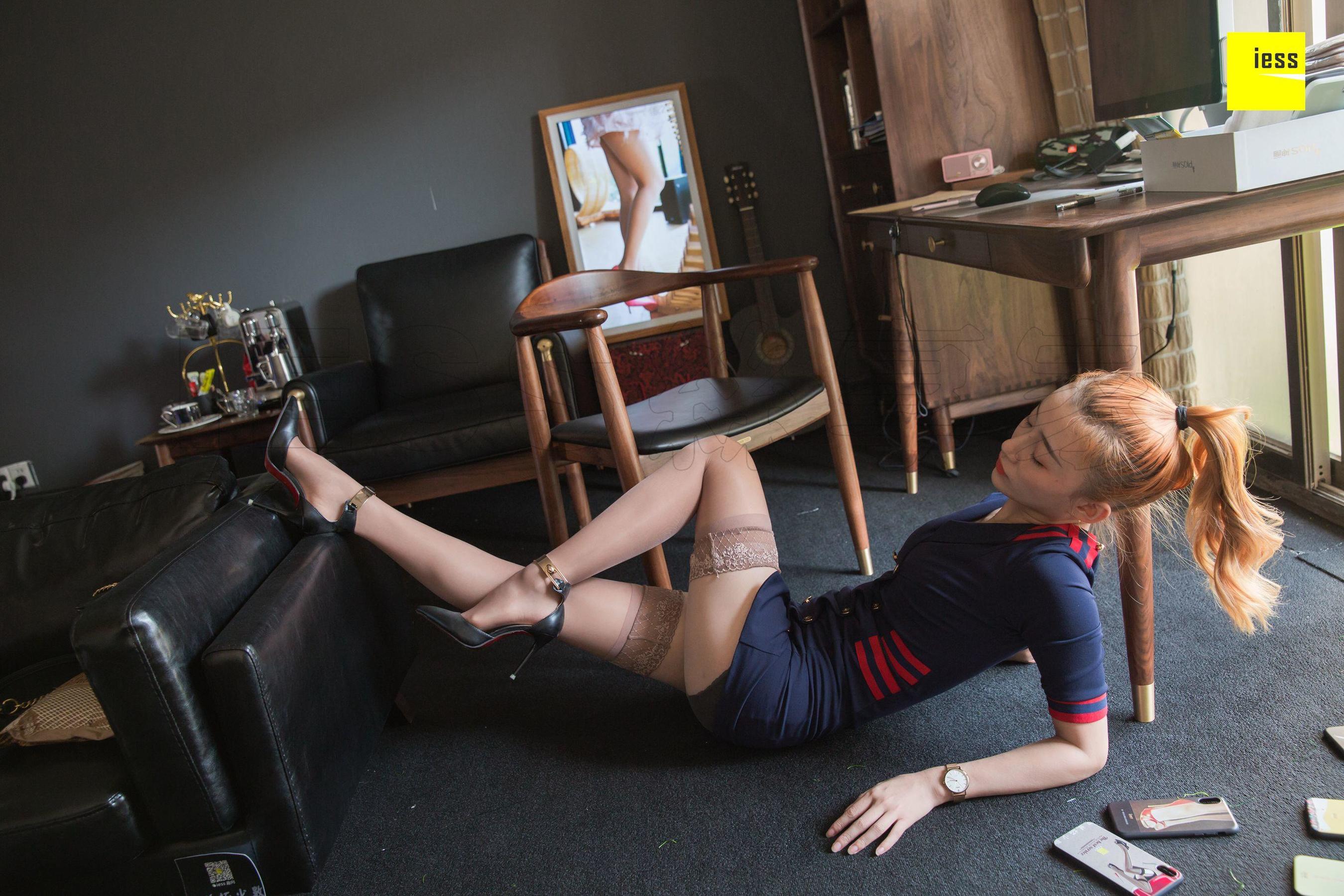 模特秋秋《秋秋手机壳炫富摔》 [异思趣向IESS] 写真集