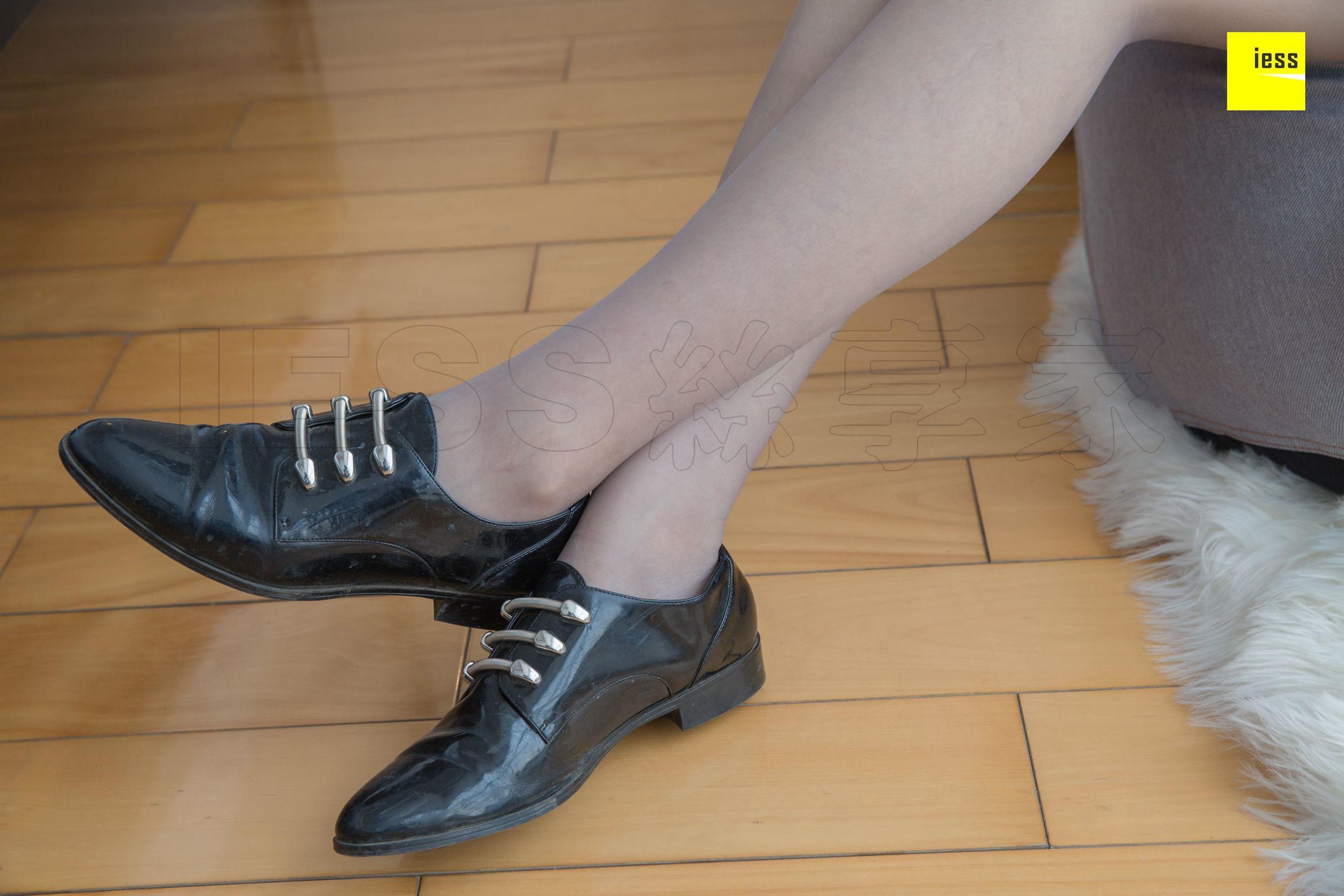 模特紫紫《紫紫漆皮小皮鞋》 [异思趣向IESS] 写真集