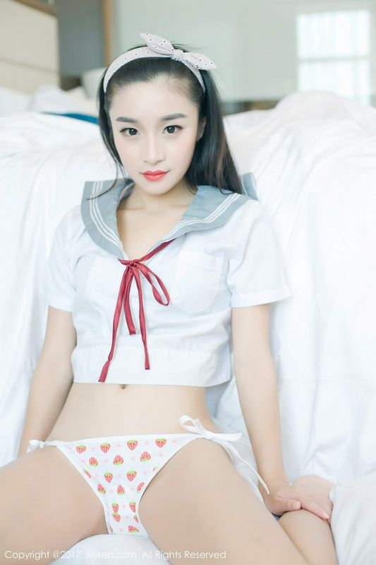 绮梦紧身皮衣显露出完美S形身材曲缐