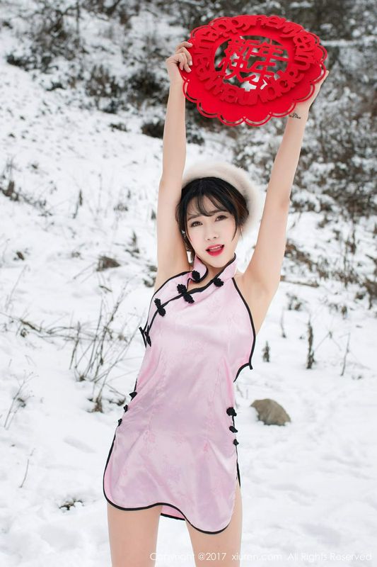 兜豆靓雪地中性感旗袍骚首弄姿