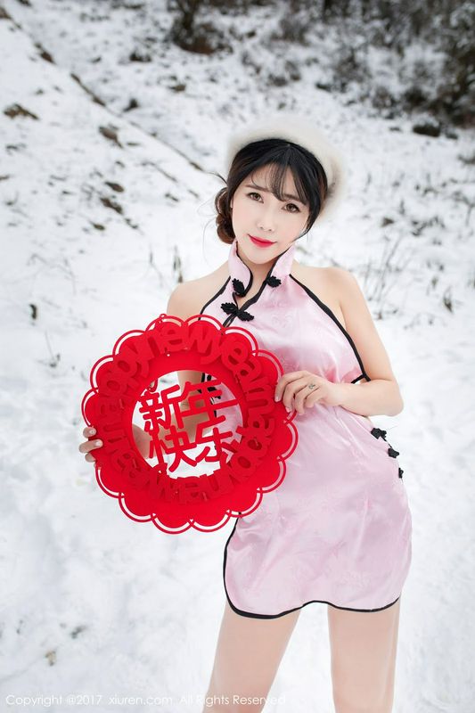 兜豆靓雪地中性感旗袍骚首弄姿