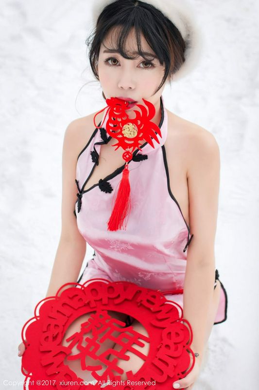 兜豆靓雪地中性感旗袍骚首弄姿