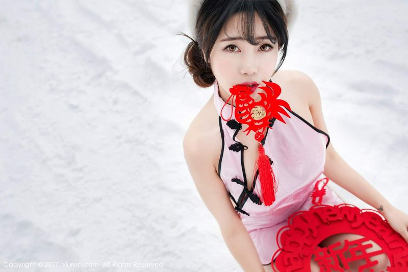 兜豆靓雪地中性感旗袍骚首弄姿