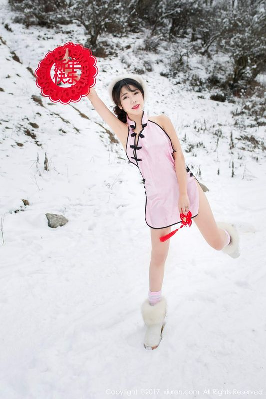 兜豆靓雪地中性感旗袍骚首弄姿