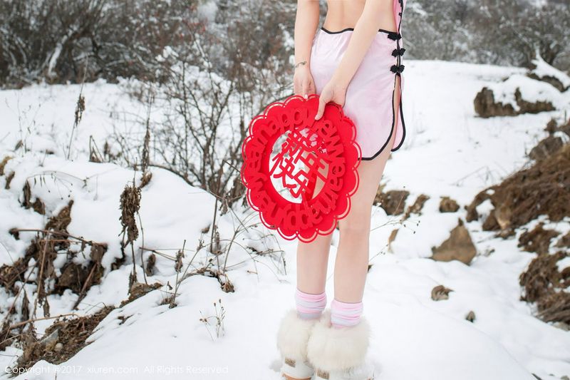 兜豆靓雪地中性感旗袍骚首弄姿