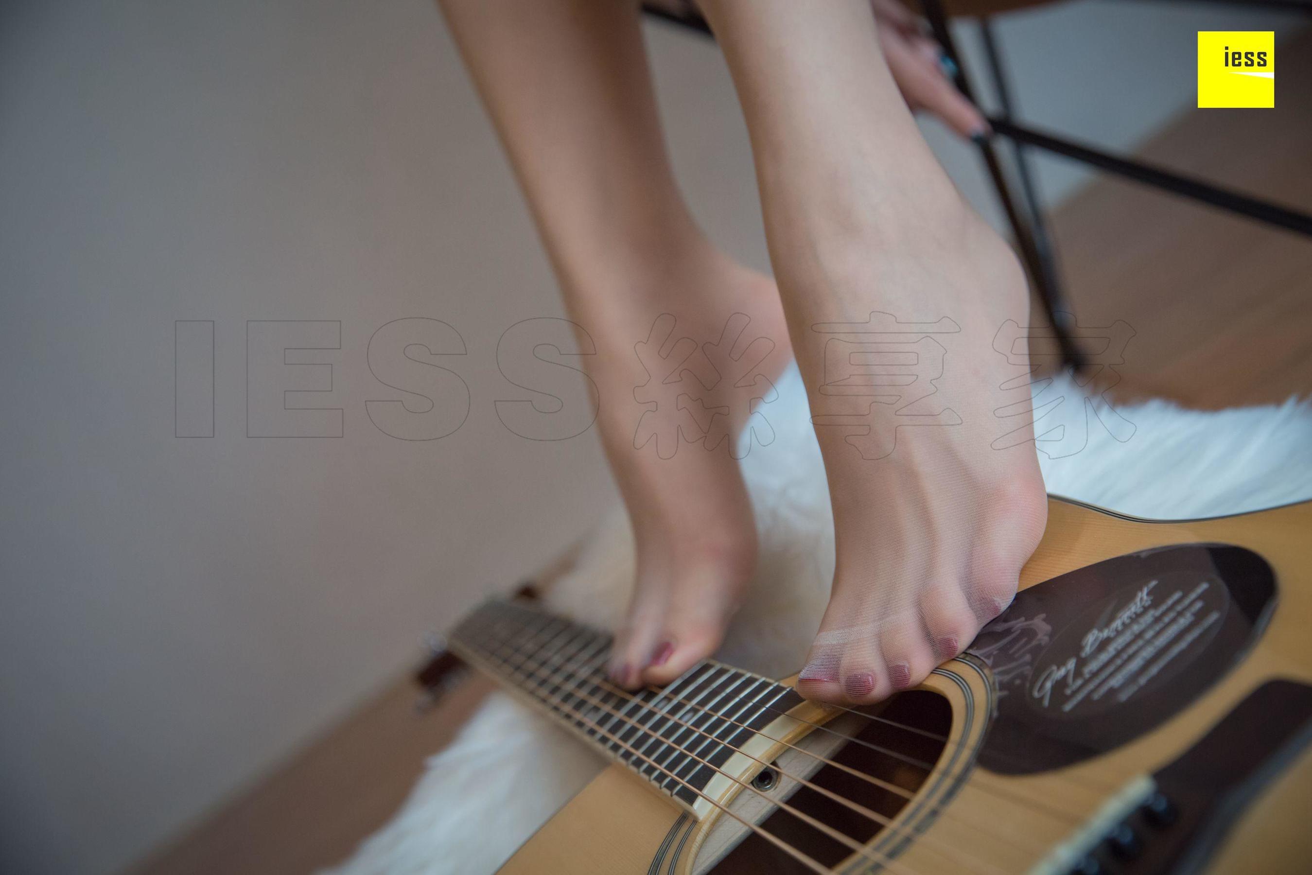 模特七七《七七的绿色高跟鞋》[异思趣向IESS] 写真集