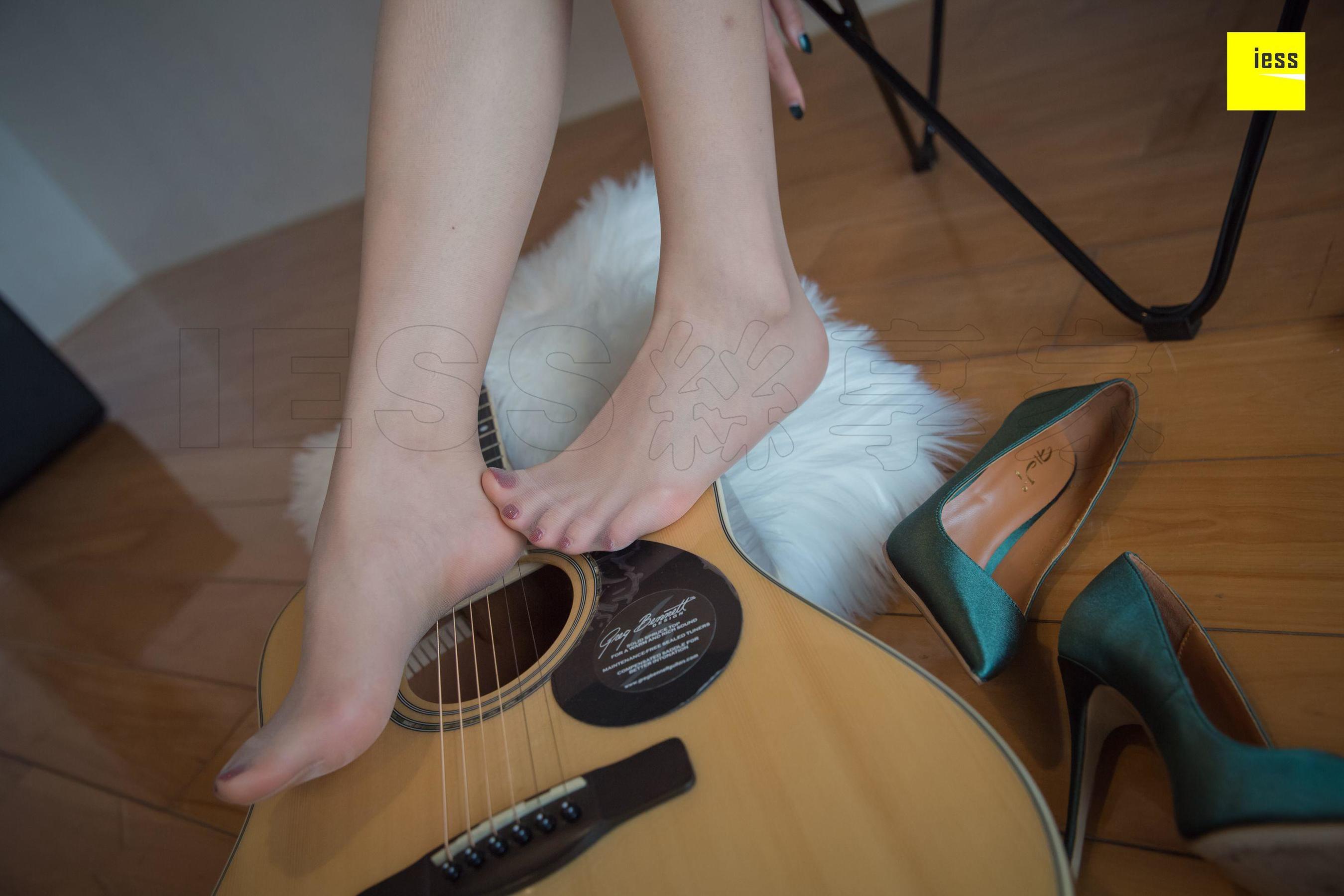 模特七七《七七的绿色高跟鞋》[异思趣向IESS] 写真集