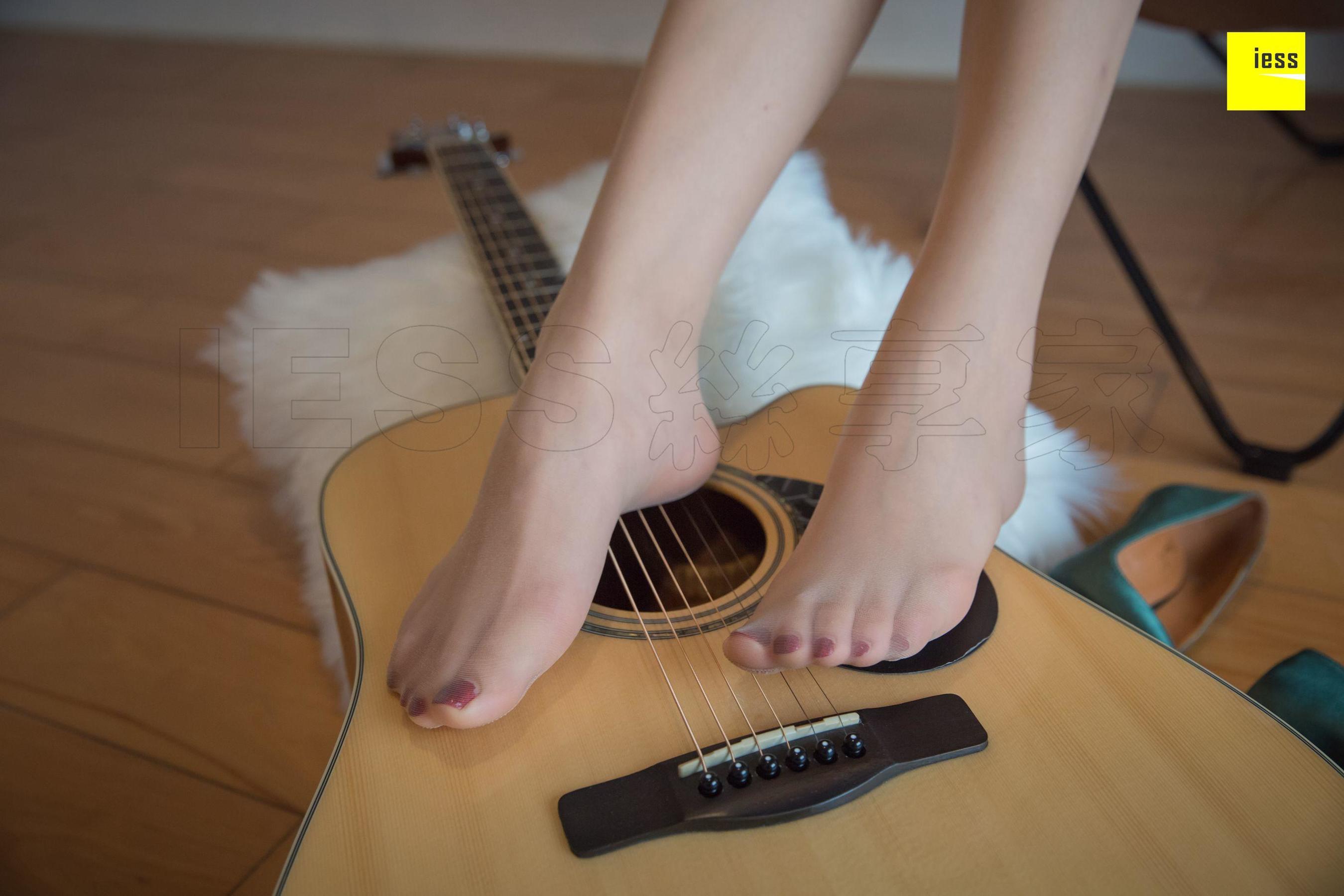 模特七七《七七的绿色高跟鞋》[异思趣向IESS] 写真集