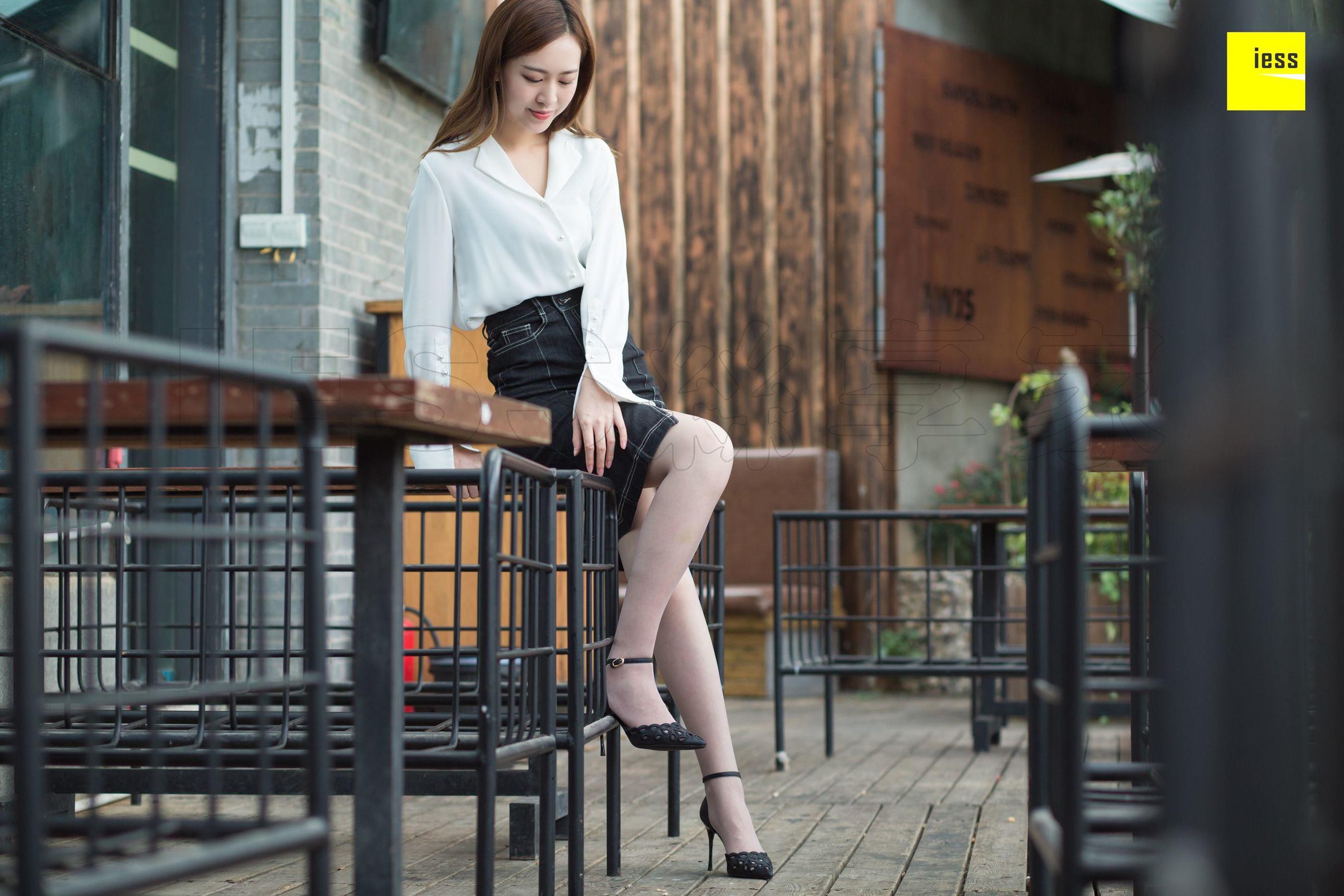 模特紫紫《紫紫知性灰丝》 [异思趣向IESS] 写真集