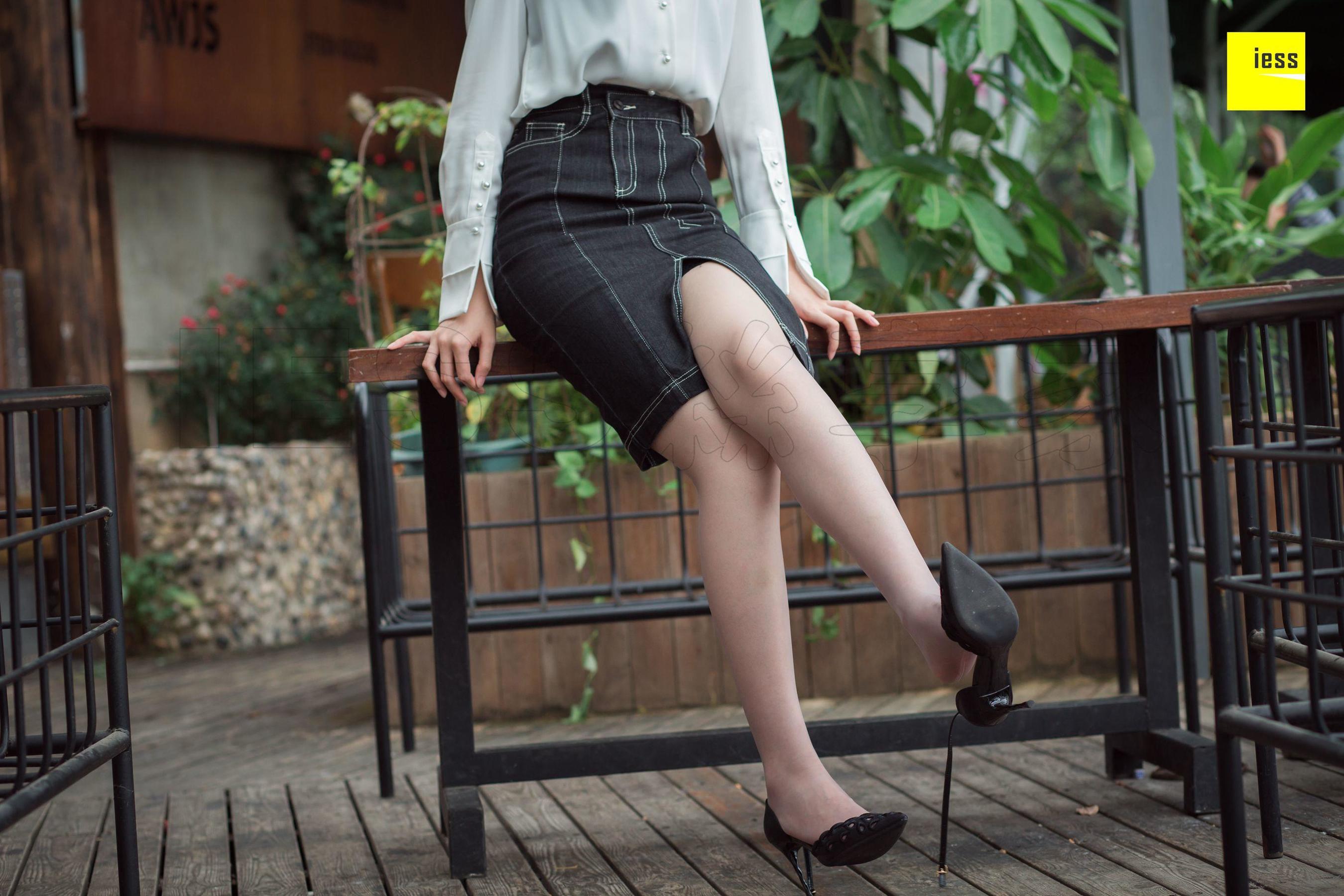 模特紫紫《紫紫知性灰丝》 [异思趣向IESS] 写真集