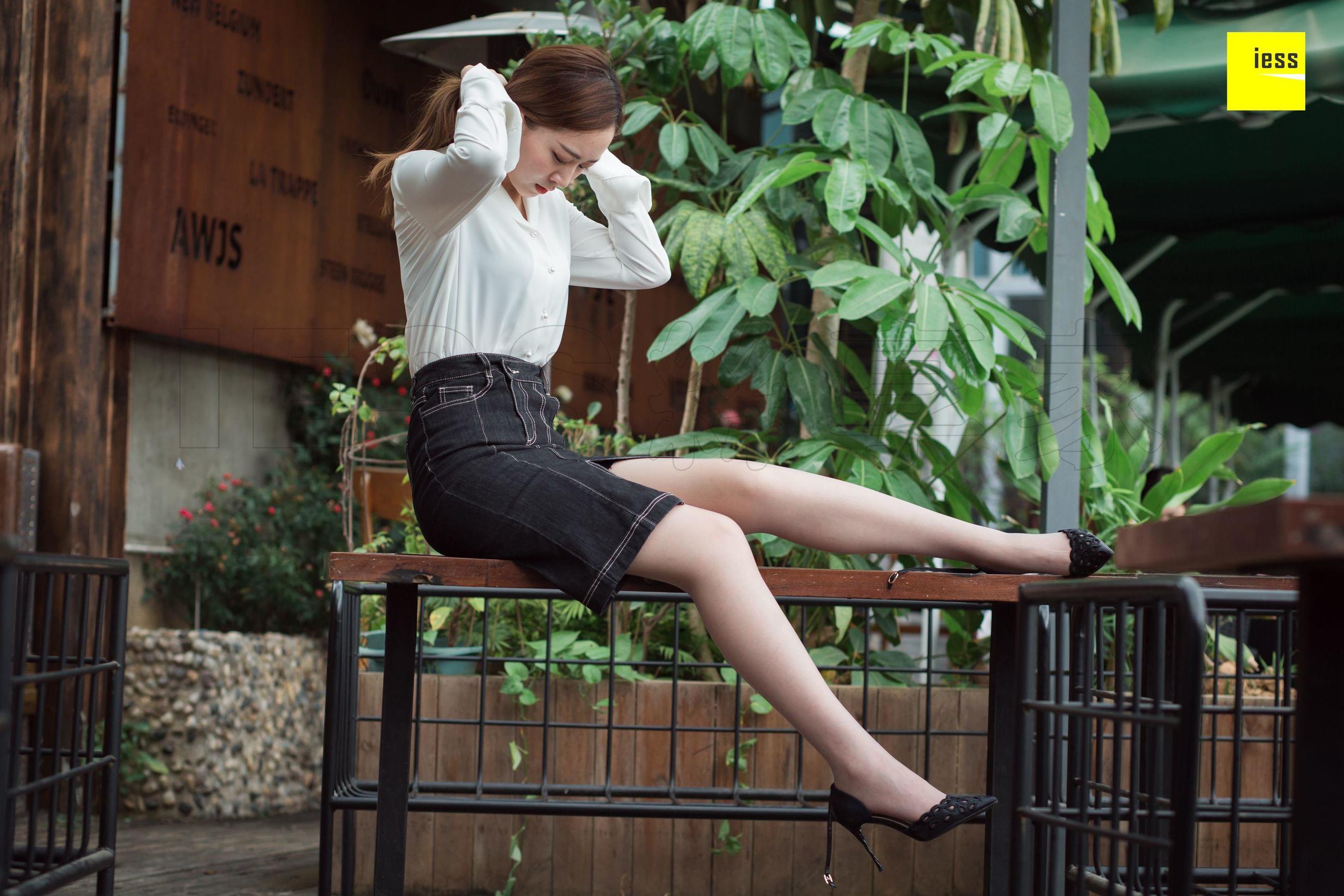 模特紫紫《紫紫知性灰丝》 [异思趣向IESS] 写真集