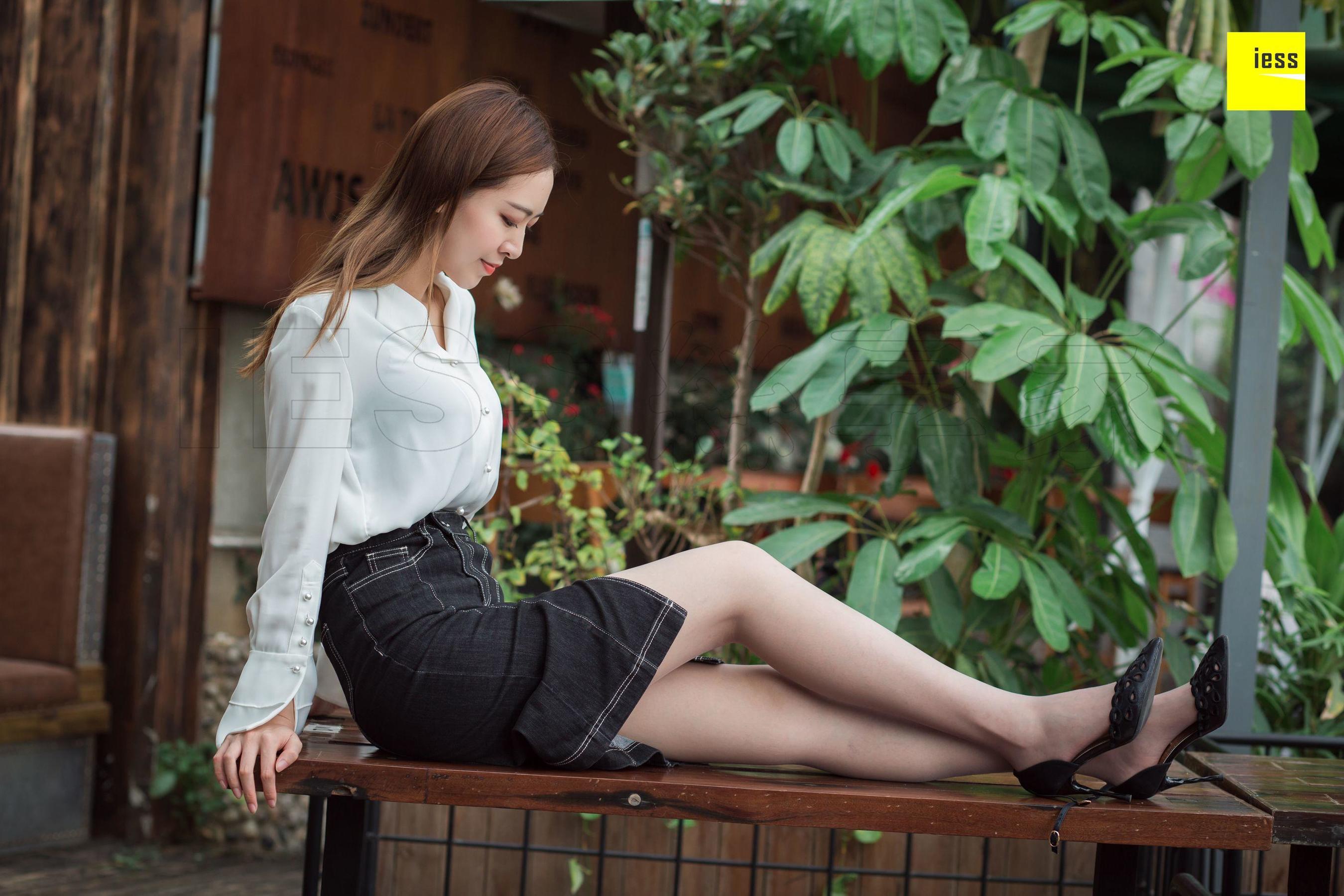 模特紫紫《紫紫知性灰丝》 [异思趣向IESS] 写真集