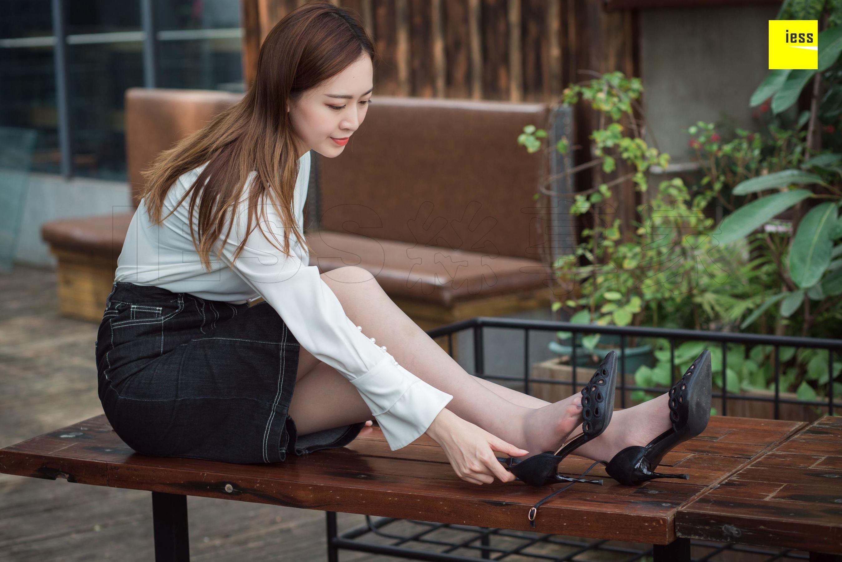 模特紫紫《紫紫知性灰丝》 [异思趣向IESS] 写真集